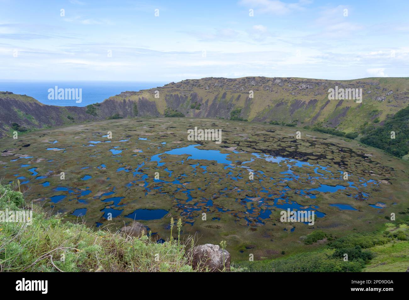 Vista del lago Cratere di Rano Kau sull'isola di Pasqua (Rapa Nui) in Cile. Foto Stock