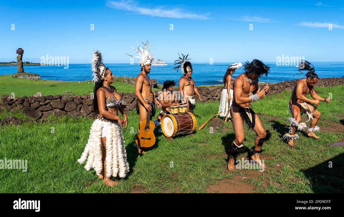 Isola di Pasqua, Cile - 6 marzo 2023: Spettacolo di danza dell'Isola di Pasqua con artisti locali vicino al complesso AHU Tahai, Isola di Pasqua (Rapa Nui), Cile. Foto Stock