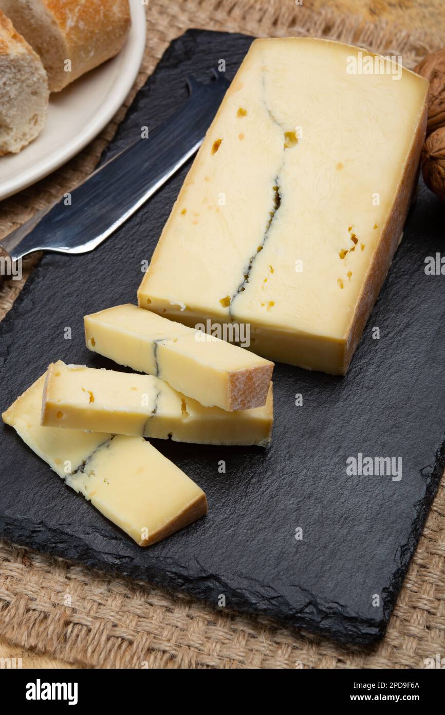 Collezione di formaggi, francese Morbier semi-morbido formaggio di vacca con stampo nero strato primo piano Foto Stock