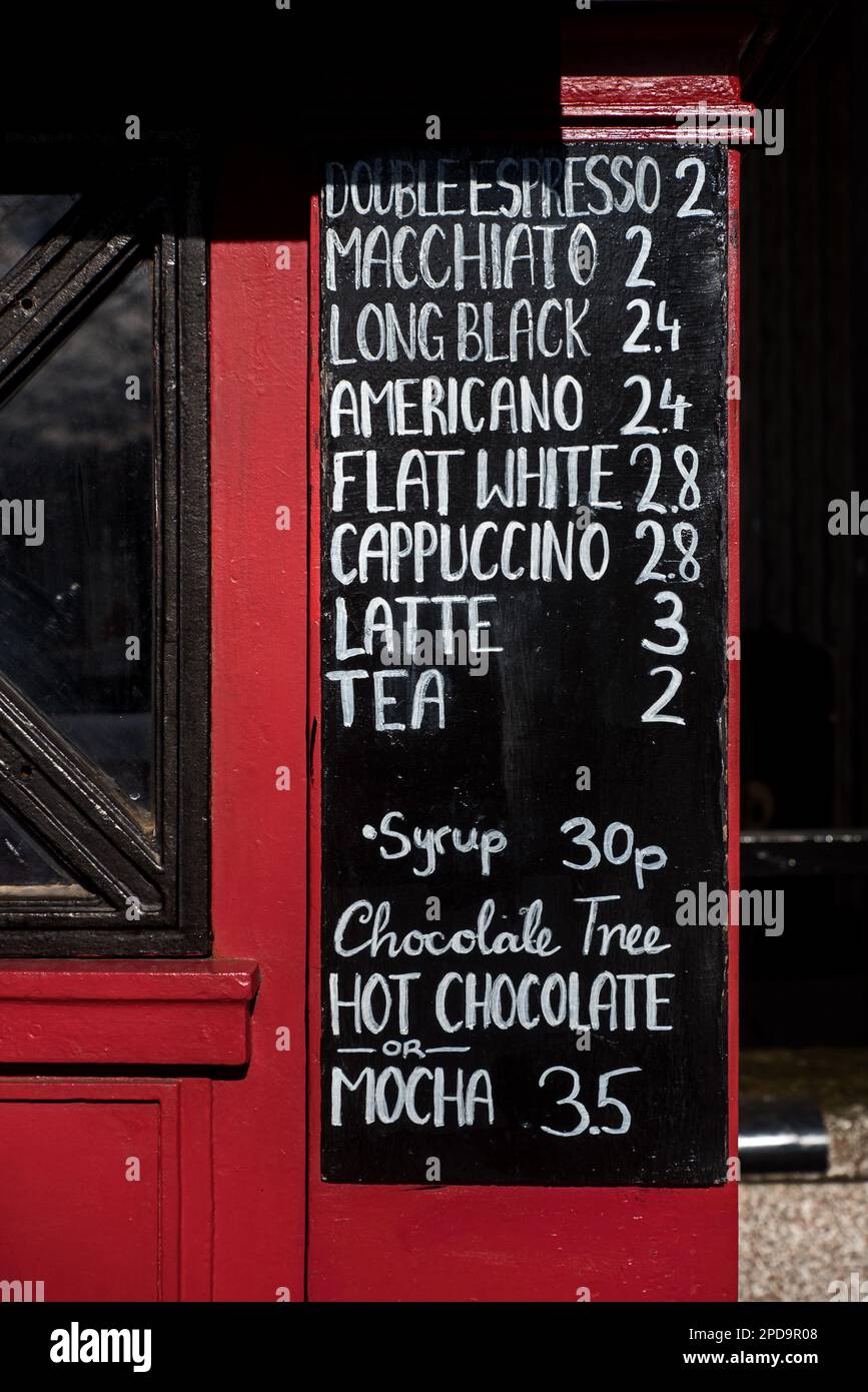 Listino prezzi della lavagna per il caffè. Foto Stock