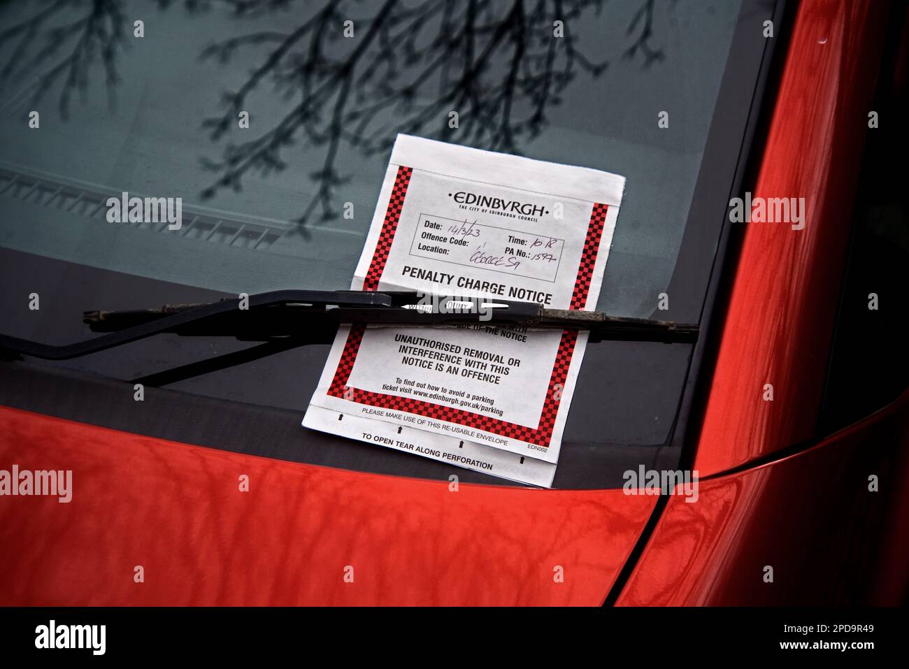 Parcheggio ticket emesso da Edinburgh City Council su di un parabrezza di automobile. Foto Stock