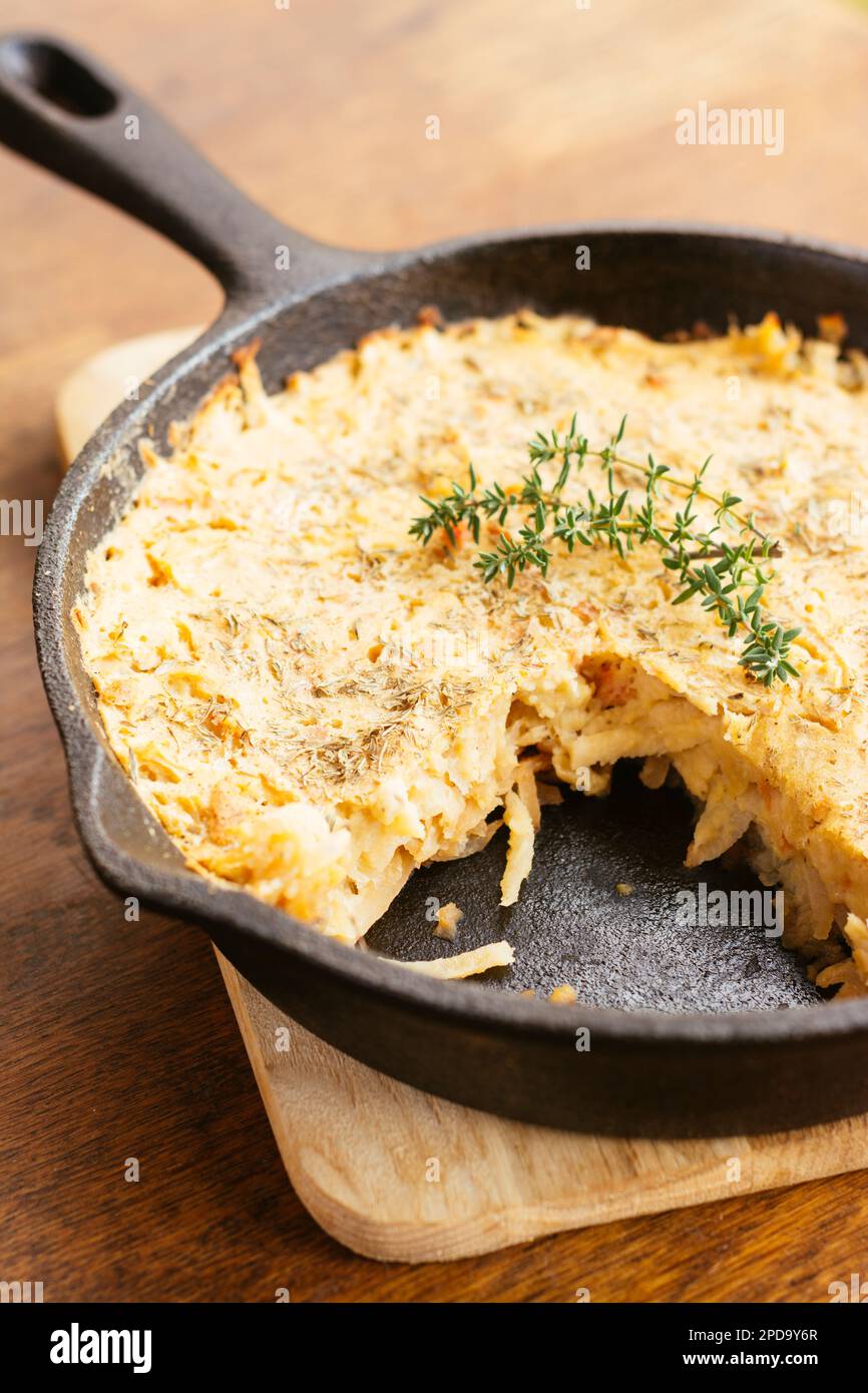 Frittata di mela di rutabaga vegana fatta in casa in una padella di ghisa Foto Stock