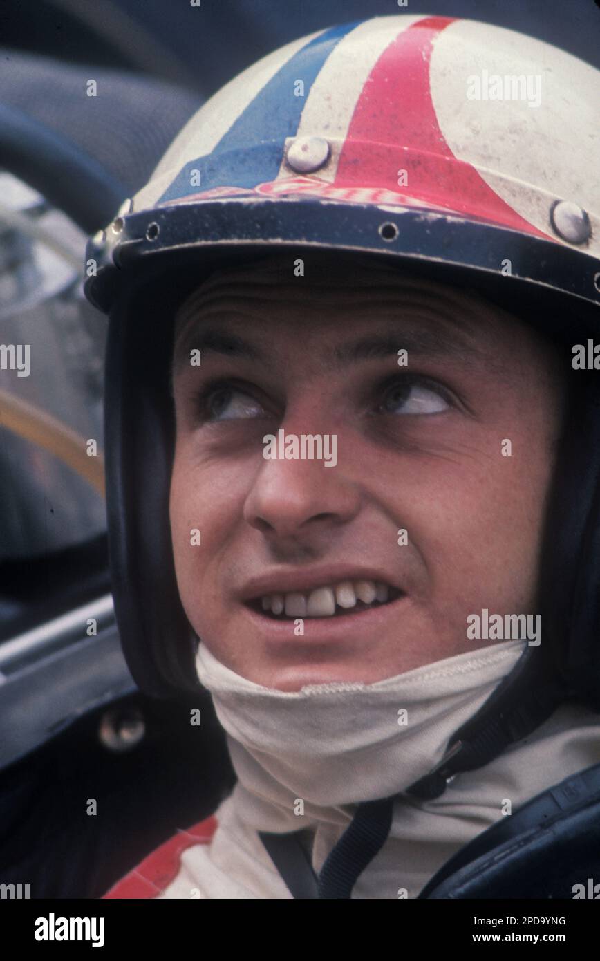 Ritratto di Formula uno, Can-Am e il pilota neozelandese Chris Amon di le Mans. È stato uno dei piloti di Formula uno più sfortunati, mai vincitore di un Grand PRI Foto Stock