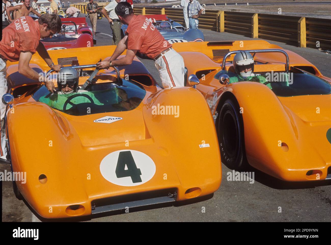 'The Bruce and Denny show': Bruce McLaren e Denny Hulme, alla guida della M6A, si preparano per una gara CAN-Am nel 1967. Foto Stock