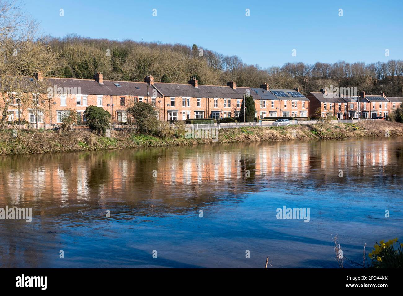 South View, una fila di case terrazzate riflesse nel River Wear, Fatfield, Inghilterra nord-orientale, Regno Unito Foto Stock