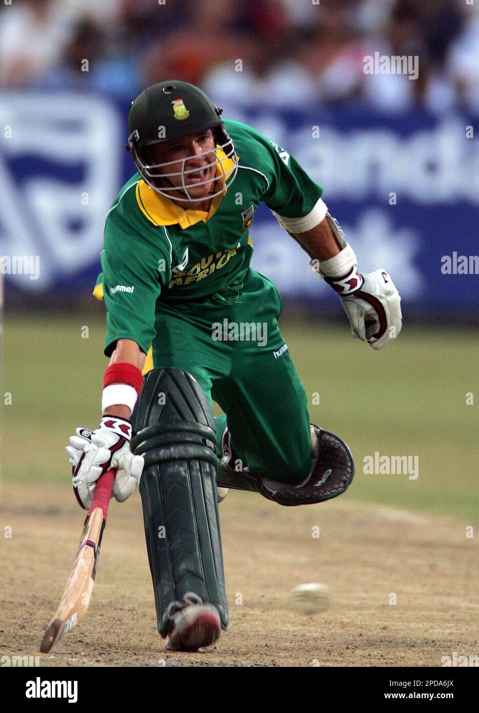 South African batsman Boeta Dippenaar makes a run as he survives a run-out during the fourth One-Day International cricket match against Australia in Durban, South Africa, Friday, March 10, 2006. (AP Photo/Themba Hadebe) Foto Stock