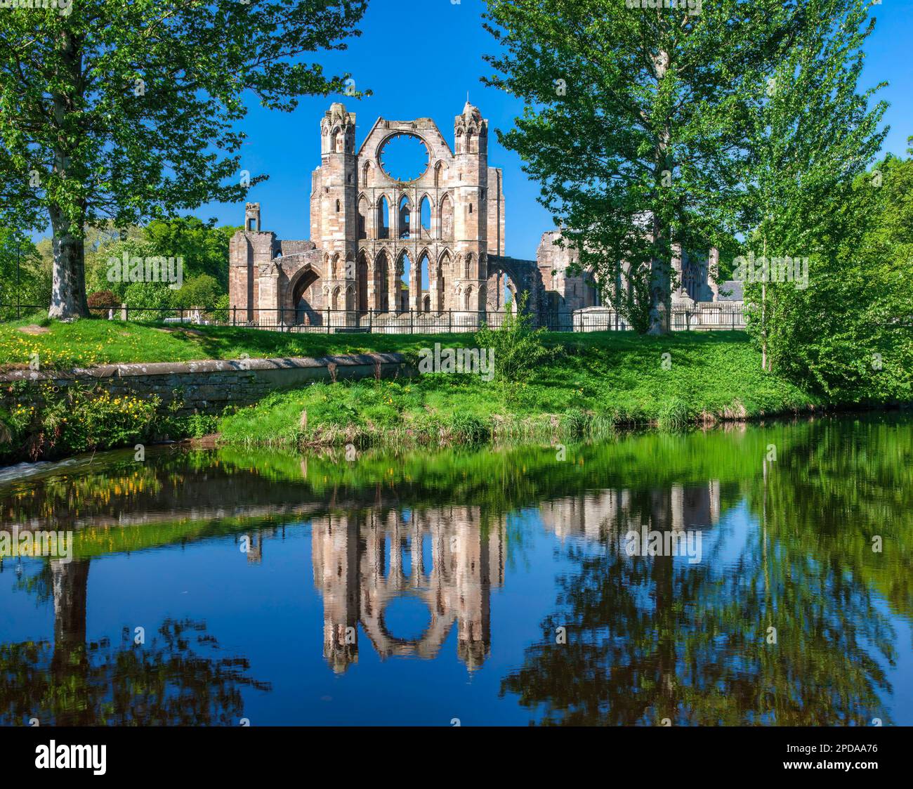 Vista della Cattedrale di Elgin in primavera riflessa nel fiume Lossie, Moray Firth, Scozia, Regno Unito Foto Stock