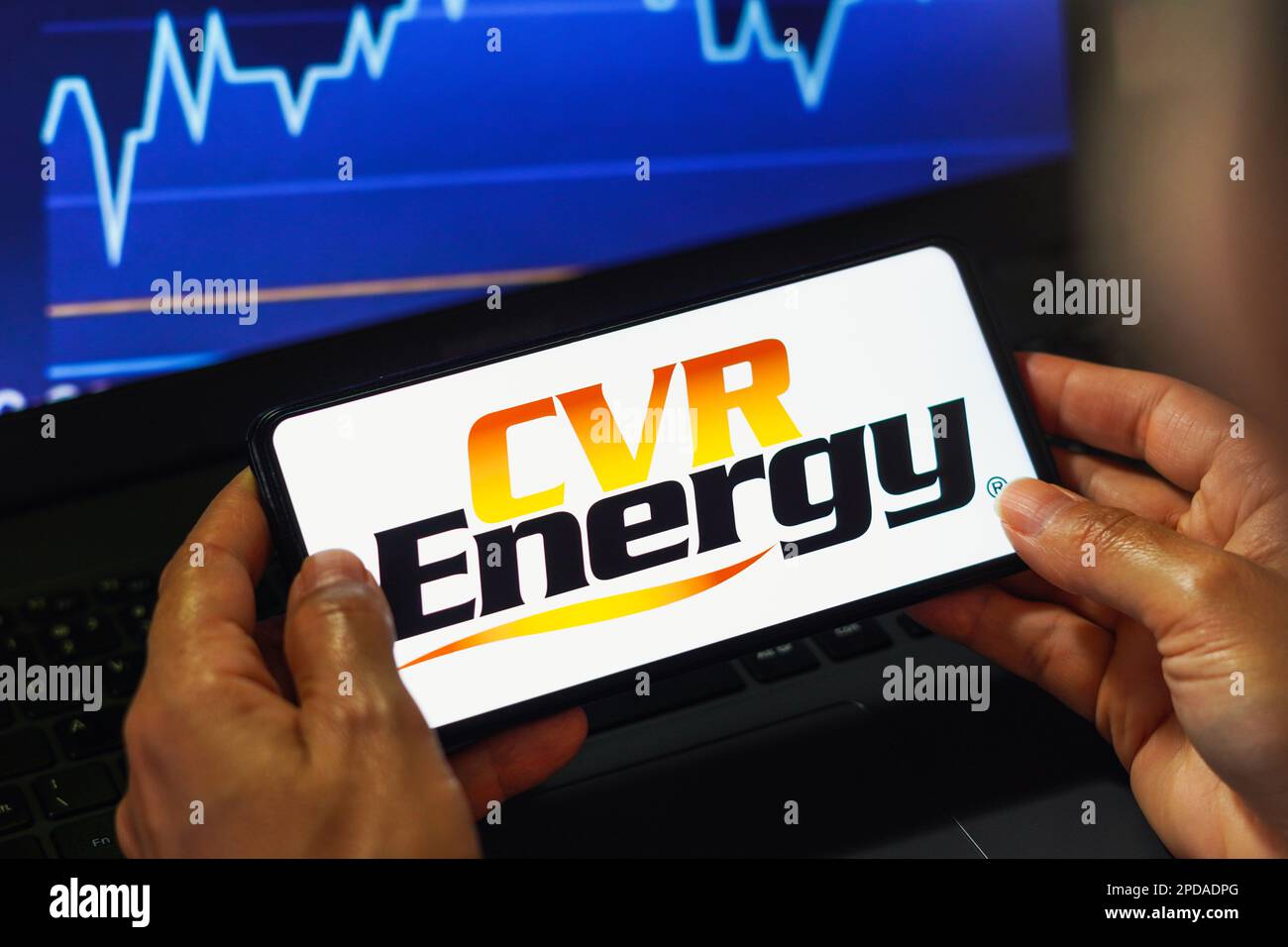 In questa immagine, il logo CVR Energy visualizzato sullo smartphone. Foto Stock