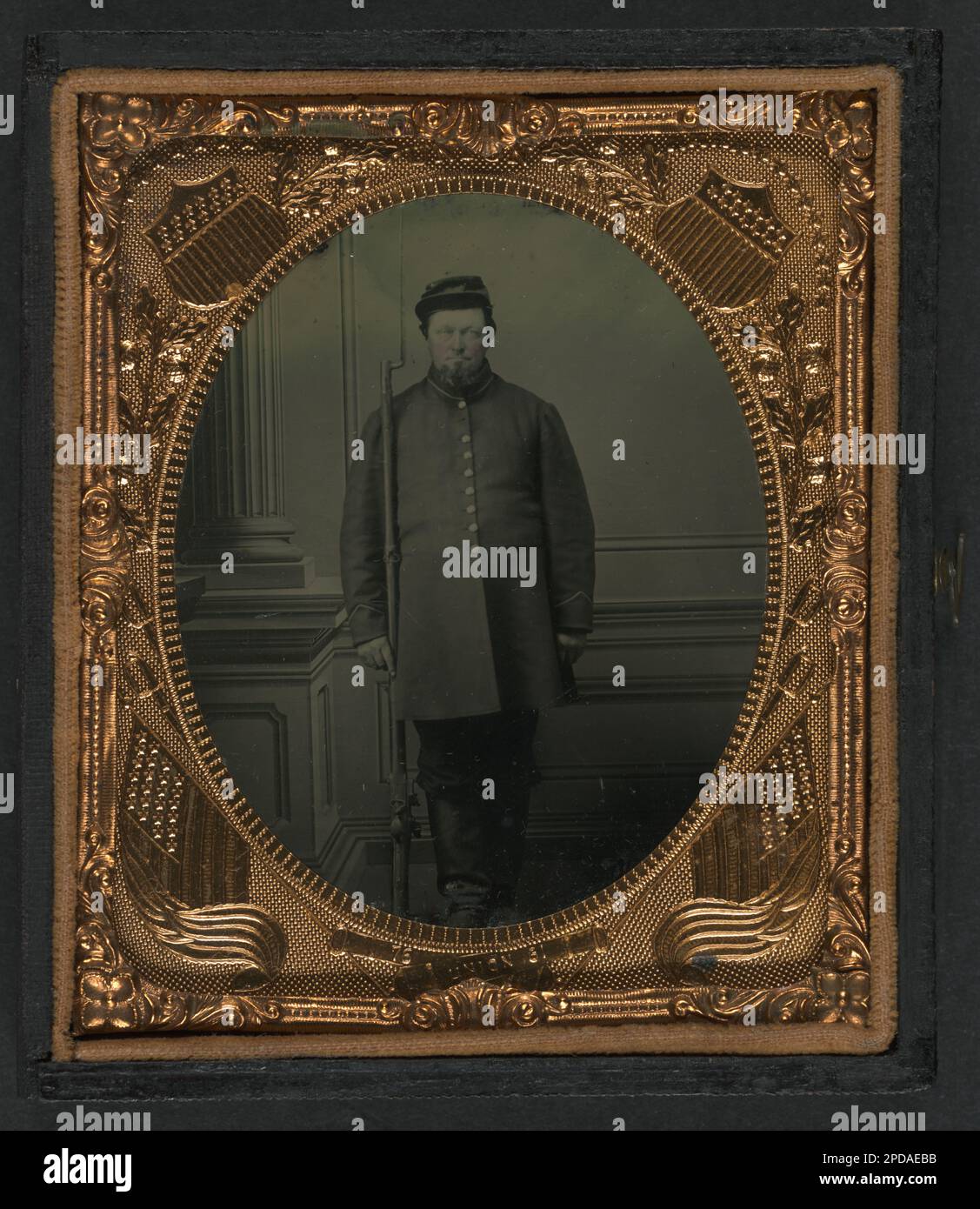 Soldato non identificato in Union frock e kepi con bayoneted moschetto flintlock. Stati Uniti, Esercito, persone, 1860-1870, soldati, Unione, 1860-1870, uniformi militari, Unione, 1860-1870, Rifles, 1860-1870, Bayonets, 1860-1870, gli Stati Uniti, Storia, Guerra civile, 1861-1865, personale militare, Unione. Foto Stock