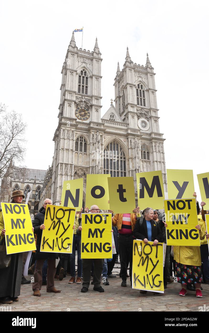 Protestanti contro la monarchia fuori dall'Abbazia di Westminster prima che i reali arrivino per il Commonwealth Service, a Londra, Regno Unito Foto Stock