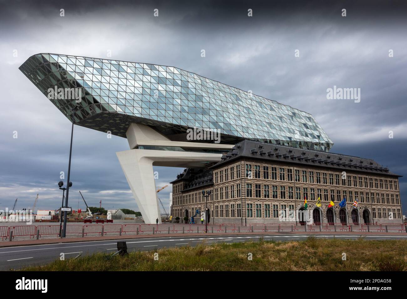 Un volume di vetro sfaccettato si trova sul tetto della sede dell'autorità portuale di Anversa. Un progetto dell'architetto Zaha Hadid. Belgio. Foto Stock