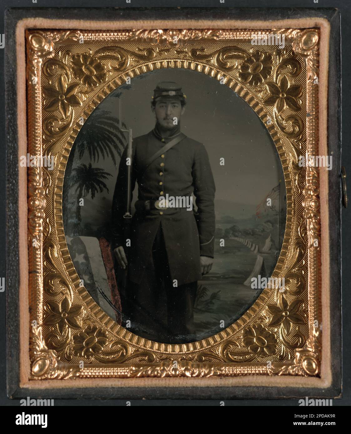 Soldato non identificato in divisa Union con un muscket bayoneted di fronte allo sfondo dipinto che mostra accampamento con alberi di palmetto e bandiera americana. Liljenquist Famiglia Collezione di fotografie della Guerra civile , pp/liljunion. Soldati, 1860-1870, uniformi militari, 1860-1870, Fucili, 1860-1870, Bayonet, 1860-1870, sfondi, 1860-1870, Stati Uniti, Storia, Guerra civile, 1861-1865, personale militare, Unione. Foto Stock
