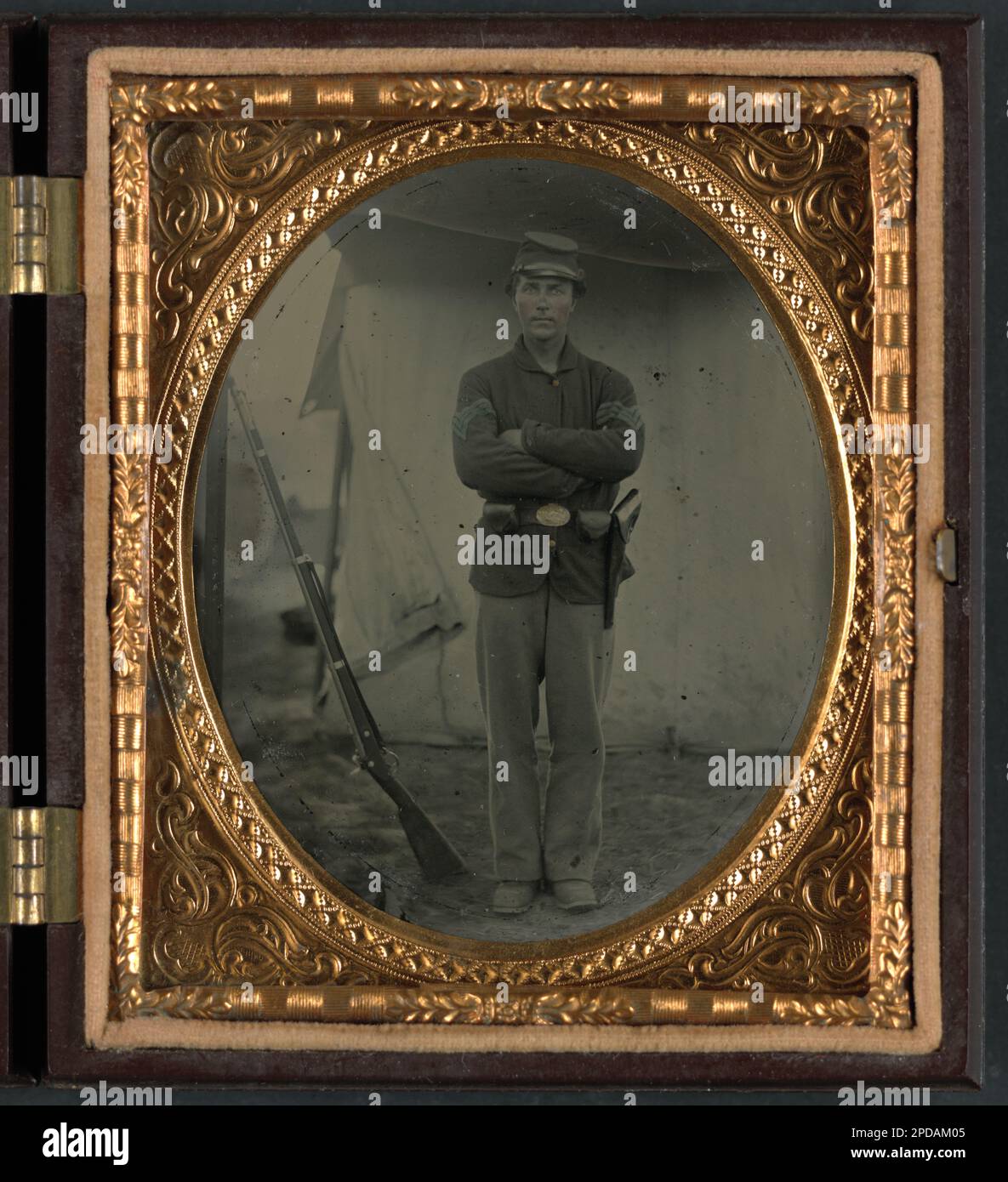 Soldato non identificato in uniforme sergente di fanteria con fondina e moschetto davanti alla tenda. Liljenquist Famiglia Collezione di fotografie della Guerra civile . Soldati, 1860-1870, uniformi militari, 1860-1870, Fucili, 1860-1870, pistole, 1860-1870, tende, 1860-1870, Stati Uniti, Storia, Guerra civile, 1861-1865, personale militare. Foto Stock