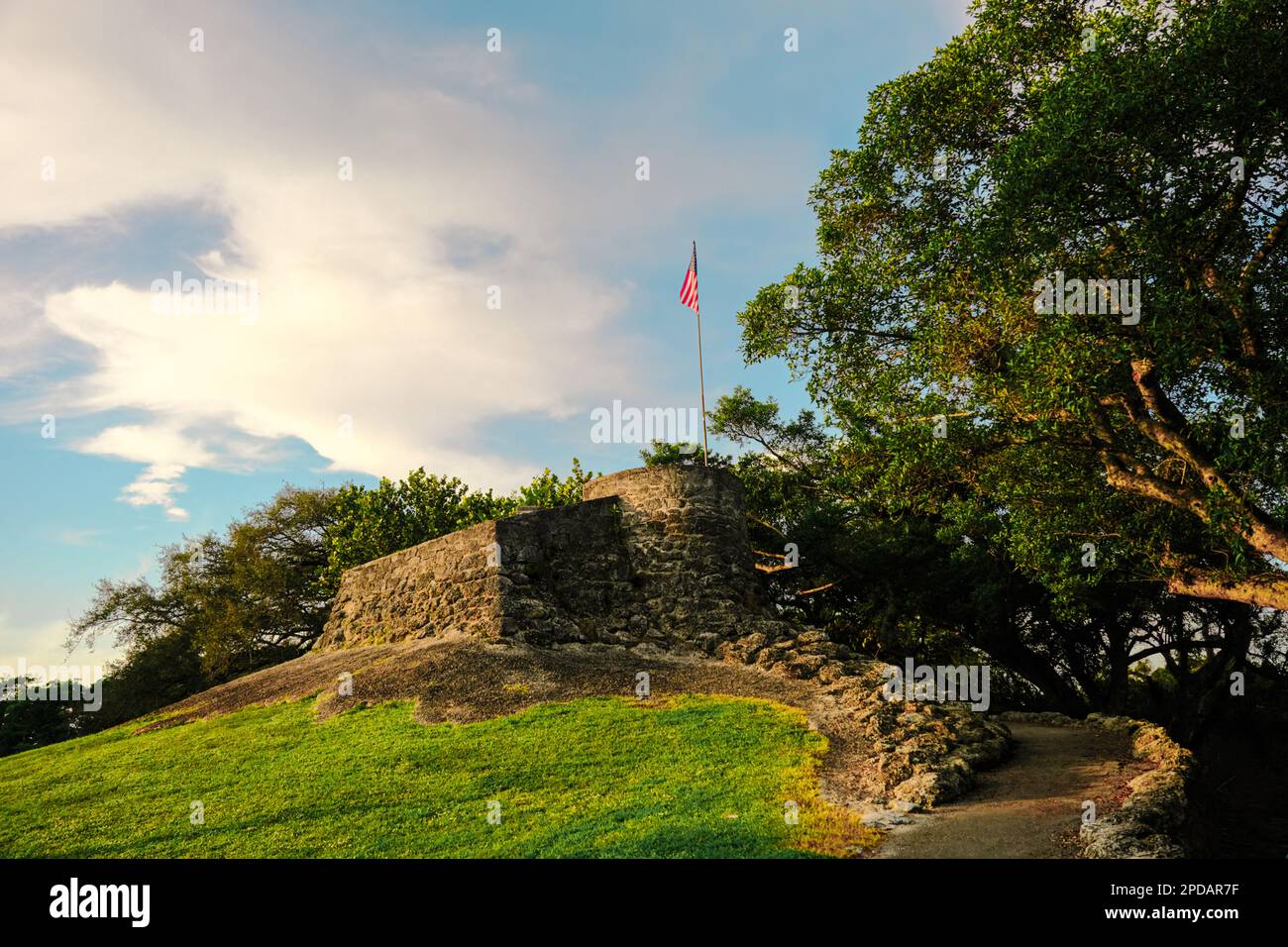 Osservazione Mound su una piccola collina con una bandiera americana a Greynolds Park, Miami-Dade County Historic Preservation. Foto Stock