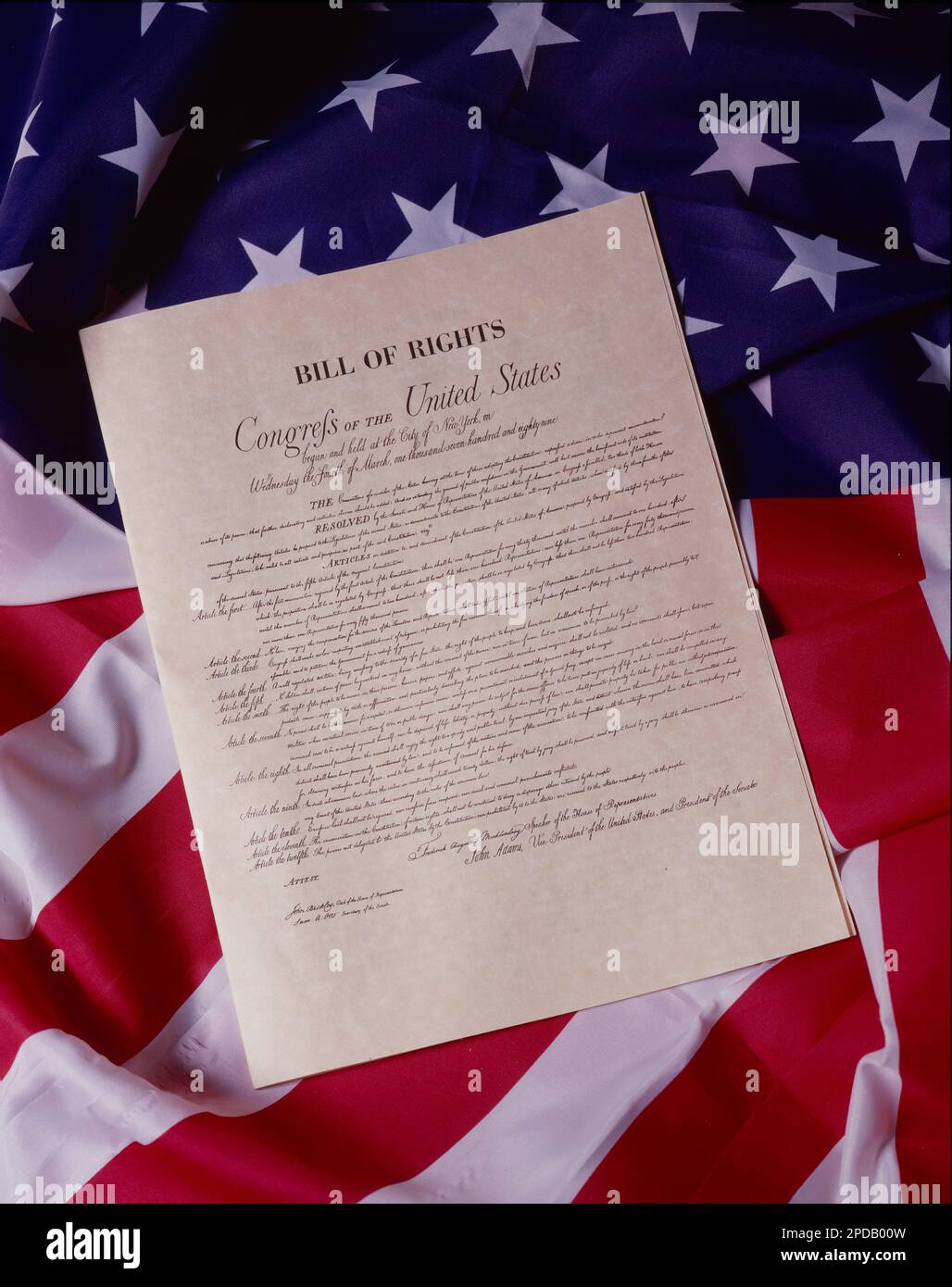 Copia della polizza di diritti U S posta sulla bandiera statunitense Foto Stock Copia della polizza di diritti U S posta sulla bandiera statunitense Foto Stock