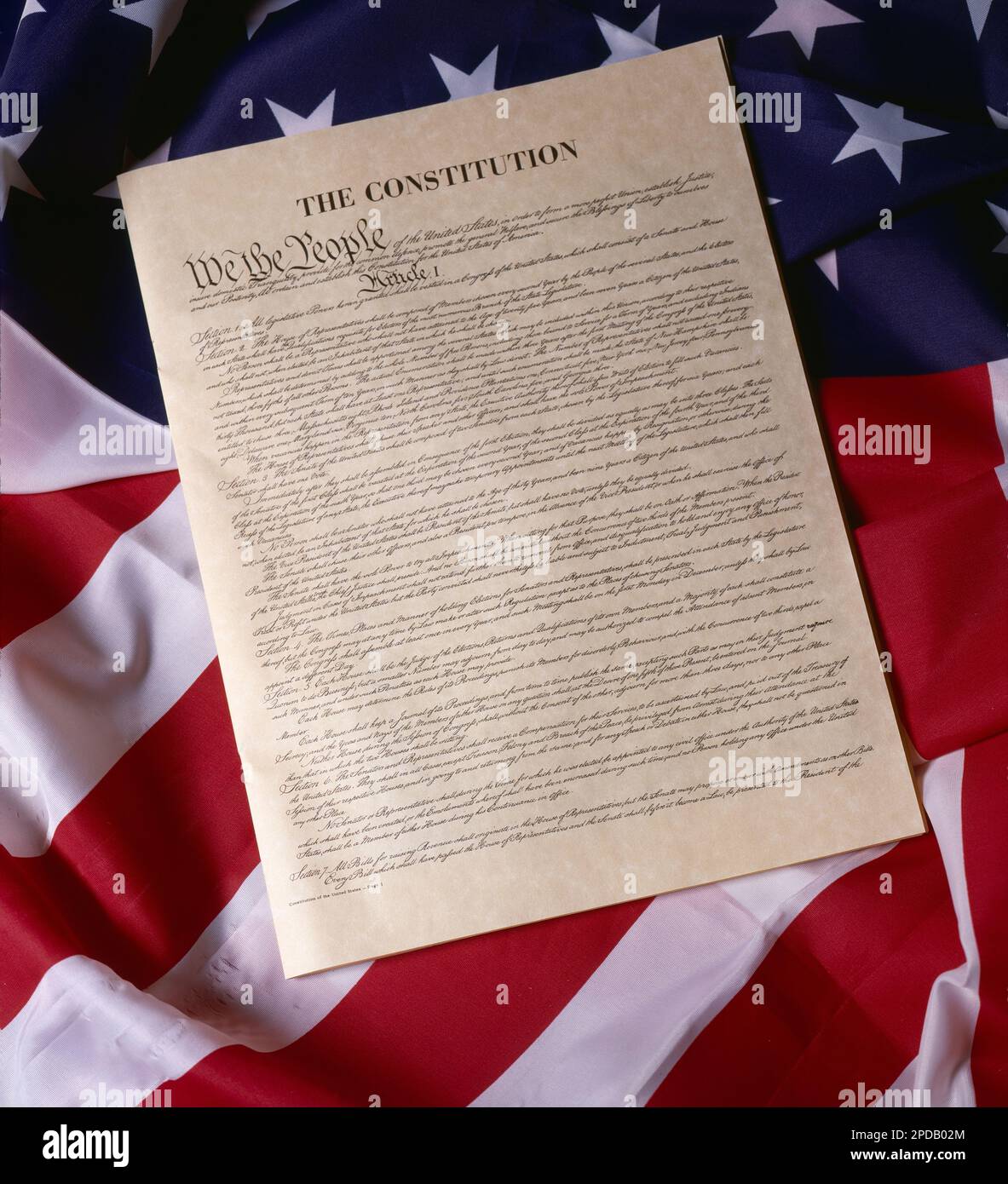 Copia della Costituzione statunitense, sdraiata sulla bandiera americana Foto Stock