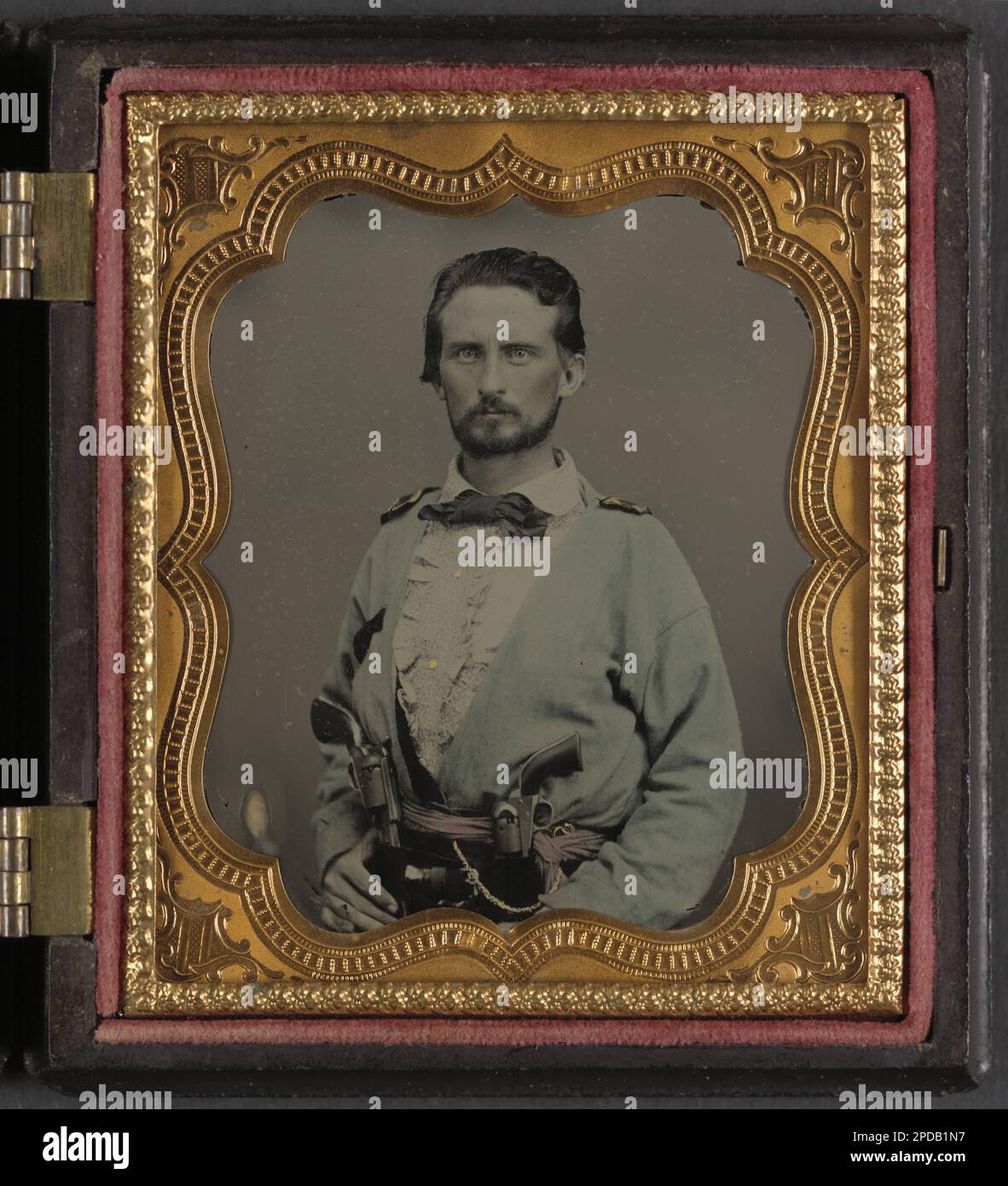 Soldato non identificato del Kentucky in uniforme confederata con due rivoltatori. Liljenquist Famiglia Collezione di fotografie della Guerra civile , pp/liljconfed. Stati Confederati d'America, esercito, persone, 1860-1870, soldati, Confederato, 1860-1870, uniformi militari, confederato, 1860-1870, Pistole, 1860-1870, Stati Uniti, Storia, Guerra civile, 1861-1865, personale militare, confederato. Foto Stock