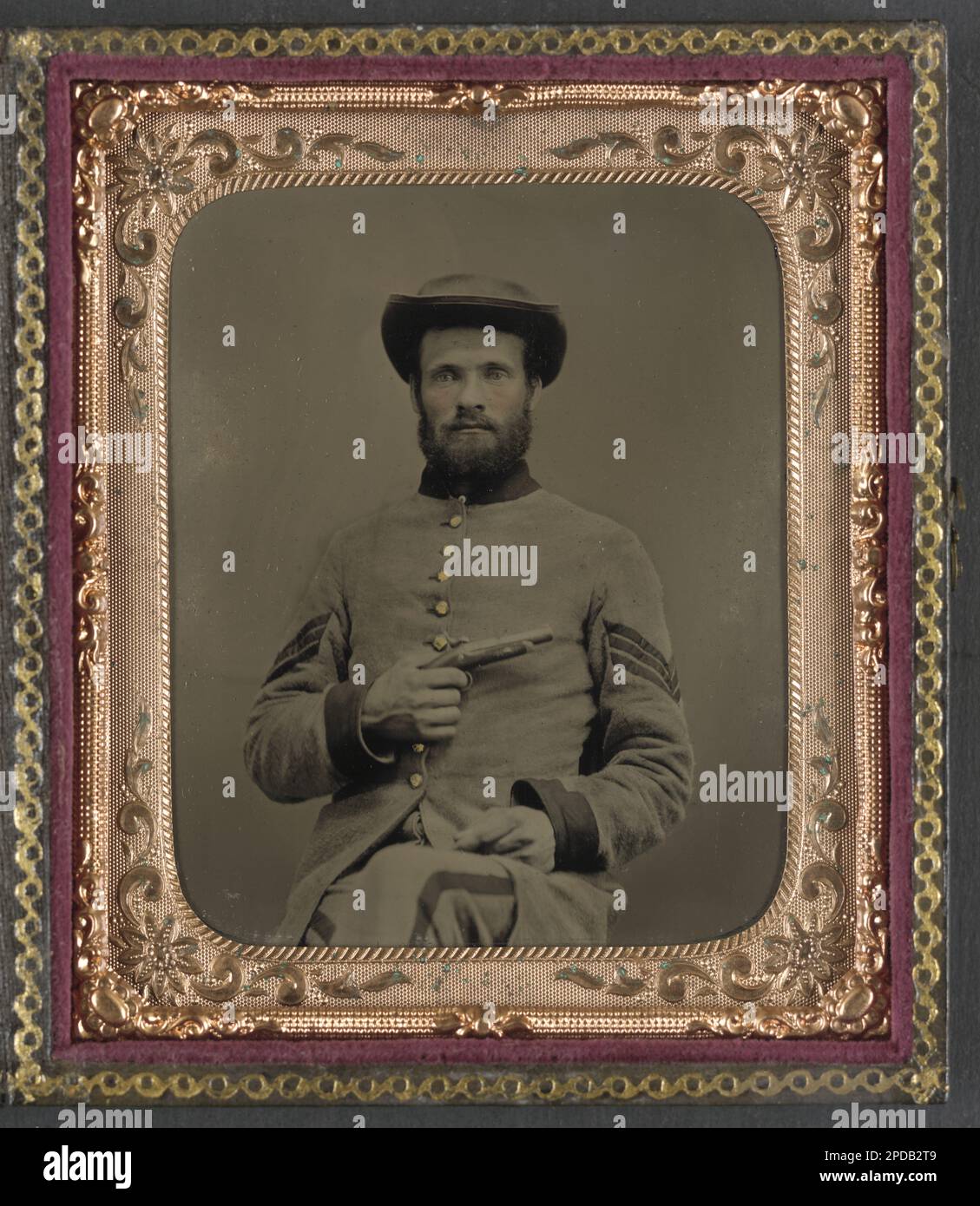 Soldato non identificato in uniforme confederata con pistola a colpo singolo Derringer da 11'. Liljenquist Famiglia Collezione di fotografie della Guerra civile , pp/liljconfed. Stati Confederati d'America, esercito, persone, 1860-1870, soldati, Confederato, 1860-1870, uniformi militari, confederato, 1860-1870, Pistole, 1860-1870, Stati Uniti, Storia, Guerra civile, 1861-1865, personale militare, confederato. Foto Stock
