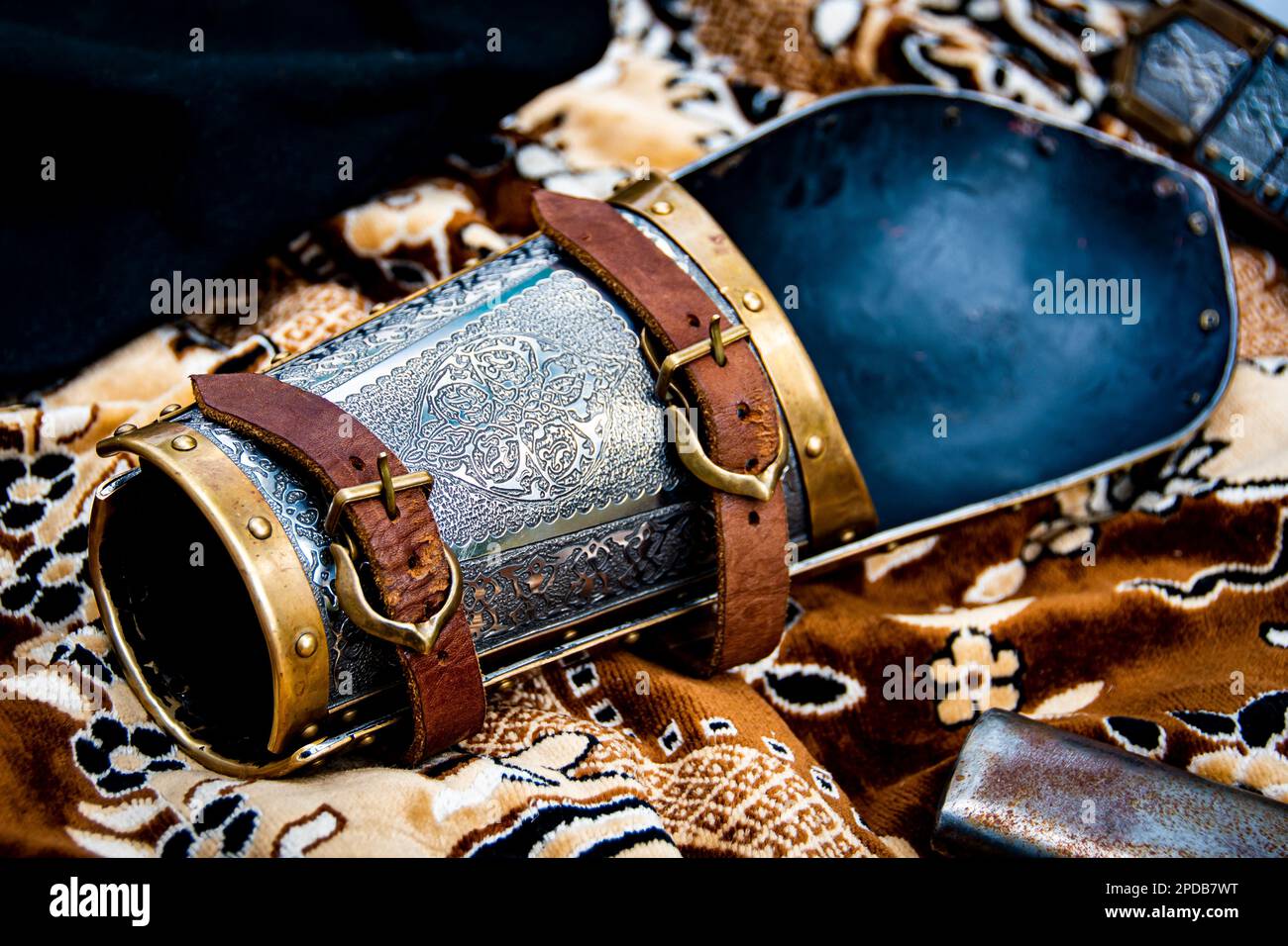 Protezione braccio turco armatura in acciaio con fibbie su tappeto colorato Foto Stock