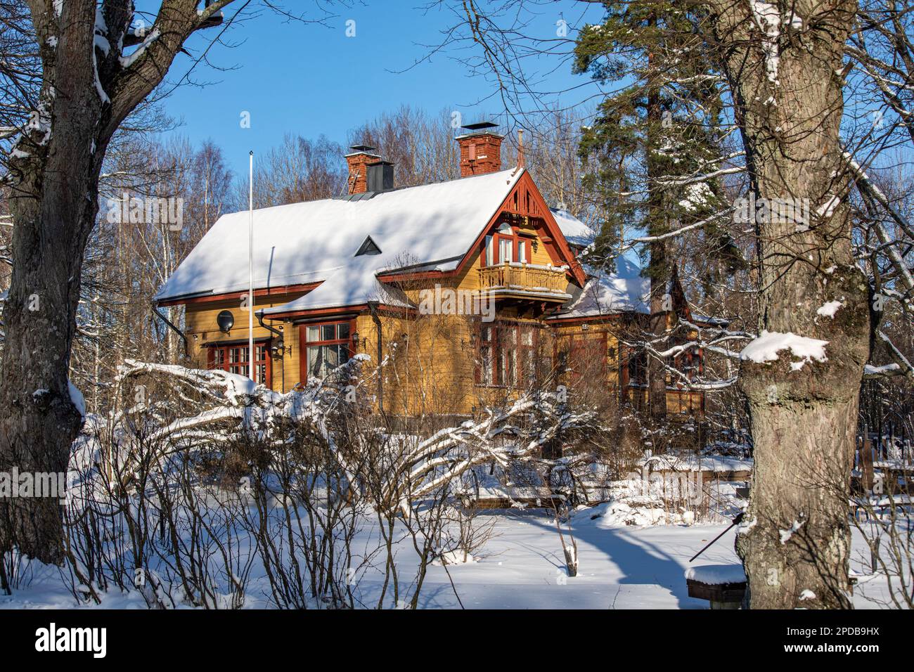 Villa Tomtebo a Tamminiementie 1, una casa residenziale e una caffetteria in una giornata invernale soleggiata nel quartiere Vähä-Meilahti di Helsinki, Finlandia Foto Stock