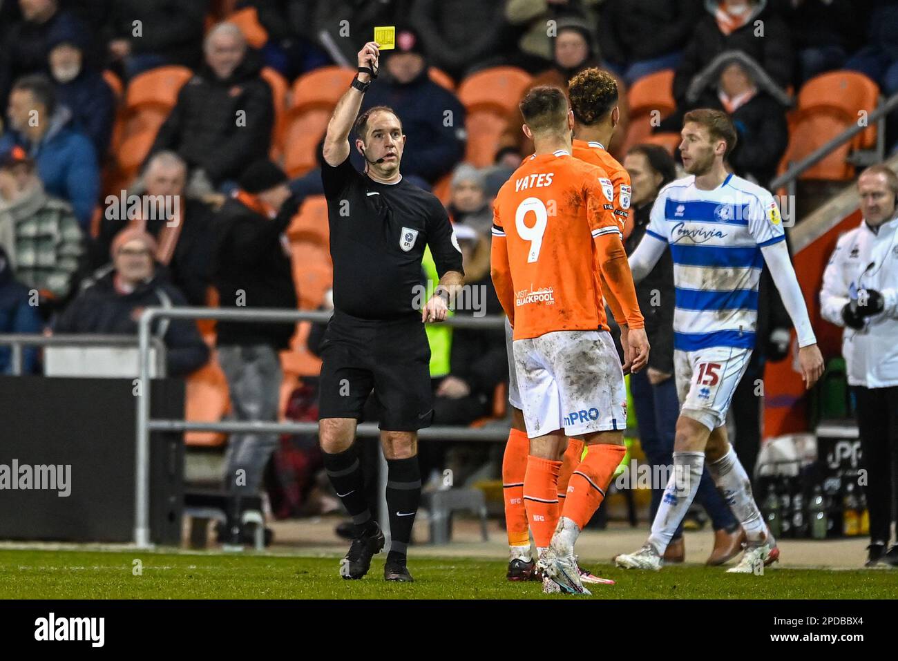 Blackpool, Regno Unito. 14th Mar, 2023. Morgan Rogers #25 di Blackpool riceve una carta gialla durante la partita del Campionato Sky Bet Blackpool vs Queens Park Rangers a Bloomfield Road, Blackpool, Regno Unito, 14th marzo 2023 (Foto di ben Roberts/News Images) Credit: News Images LTD/Alamy Live News Foto Stock