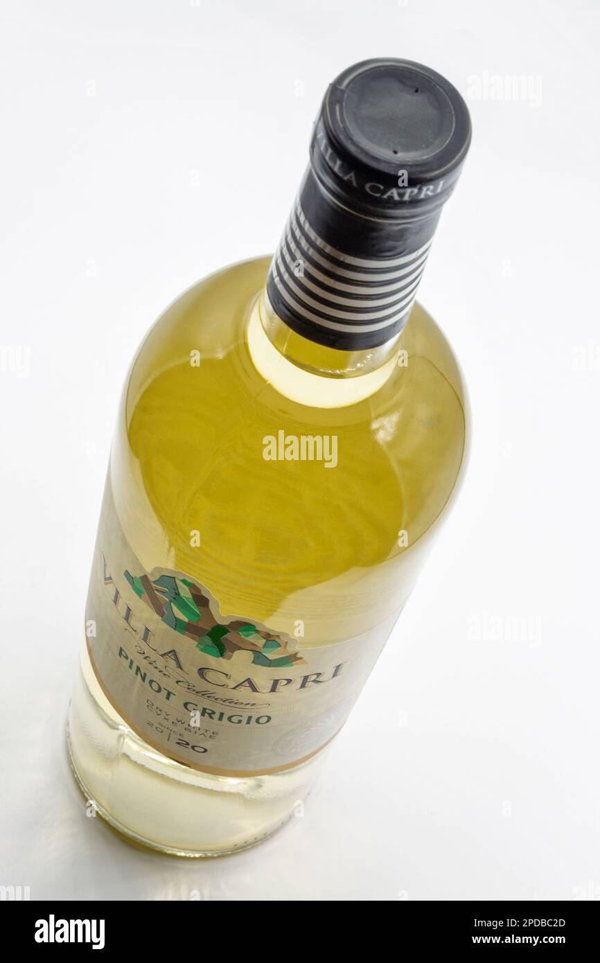 Kiev, Ucraina - 27 novembre 2021: Studio Shoot di Ucraina Villa Capri Pinot Grigio bottiglia di vino bianco secco primo piano su sfondo bianco. Foto Stock