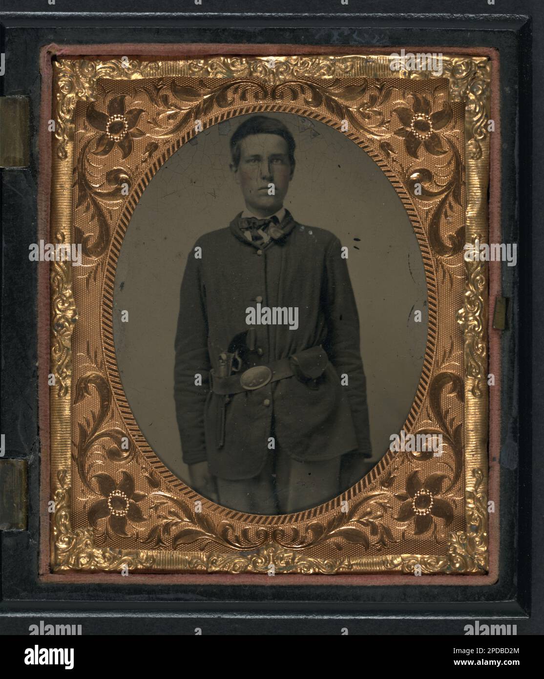 Soldato non identificato in uniforme Unione con revolver e scatola del cappuccio. Stati Uniti, Esercito, persone, 1860-1870, soldati, Unione, 1860-1870, uniformi militari, Unione, 1860-1870, Pistole, 1860-1870, Stati Uniti, Storia, Guerra civile, 1861-1865, personale militare, Unione. Foto Stock