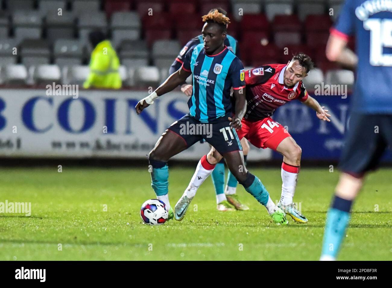 Daniel Agyei (11 Crewe Alexandra) sfidato da Kane Smith (14 Stevenage) durante la partita della Sky Bet League 2 tra Stevenage e Crewe Alexandra al Lamex Stadium, Stevenage martedì 14th marzo 2023. (Foto: Kevin Hodgson | NOTIZIE MI) Credit: NOTIZIE MI & Sport /Alamy Live News Foto Stock