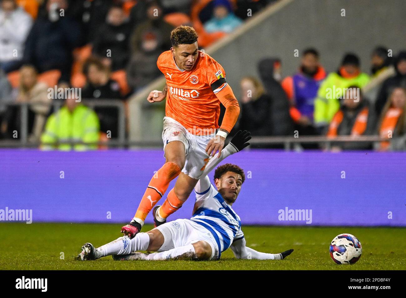 Blackpool, Regno Unito. 14th Mar, 2023. Morgan Rogers #25 di Blackpool ottiene affrontato da Luke Amos #8 dei Rangers del parco di Queens durante il match di campionato di scommessa del cielo Blackpool contro i Rangers del parco di Queens a Bloomfield Road, Blackpool, Regno Unito, 14th marzo 2023 (Foto da ben Roberts/immagini di notizie) accreditamento: Immagini di notizie LTD/Alamy Live News Foto Stock