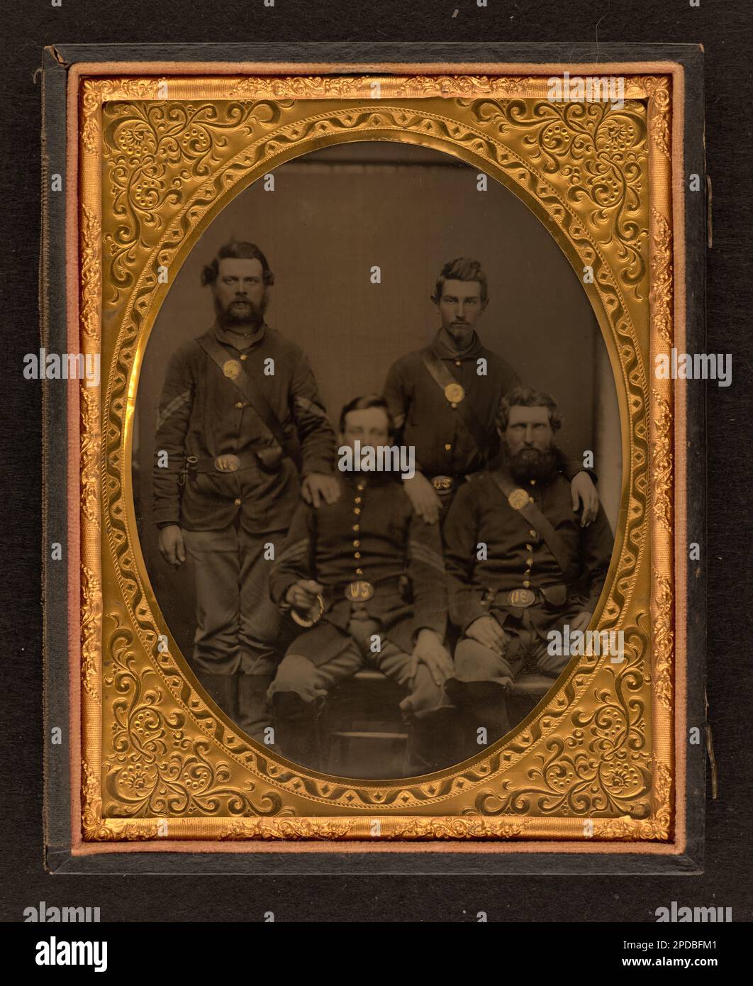 Quattro soldati non identificati nelle uniformi dell'Unione. Liljenquist Famiglia Collezione di fotografie della Guerra civile , FAmbrotype / Tintype fotografia serie di archiviazione , pp/liljunion. Stati Uniti, Esercito, persone, 1860-1870, soldati, Unione, 1860-1870, uniformi militari, Unione, 1860-1870, Stati Uniti, Storia, Guerra civile, 1861-1865, personale militare, Unione. Foto Stock