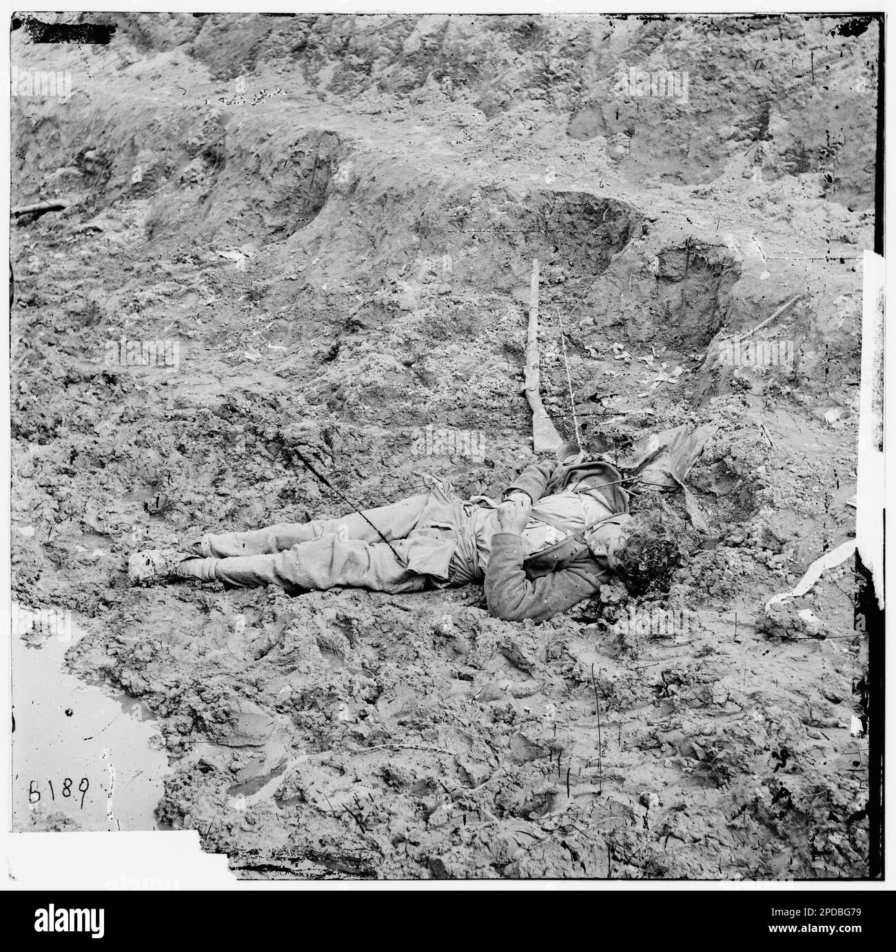 Petersburg, Virginia. Soldato confederato morto fuori dalle mura di Fort Mahone. Fotografie della guerra civile, 1861-1865 . Stati Uniti, Storia, Guerra civile, 1861-1865. Foto Stock