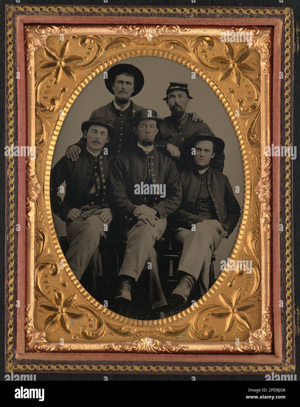 Cinque soldati non identificati nelle uniformi dell'Unione. Liljenquist Famiglia Collezione di fotografie della Guerra civile , FAmbrotype / Tintype fotografia serie di archiviazione , pp/liljunion. Stati Uniti, Esercito, persone, 1860-1870, soldati, Unione, 1860-1870, uniformi militari, Unione, 1860-1870, Stati Uniti, Storia, Guerra civile, 1861-1865, personale militare, Unione. Foto Stock