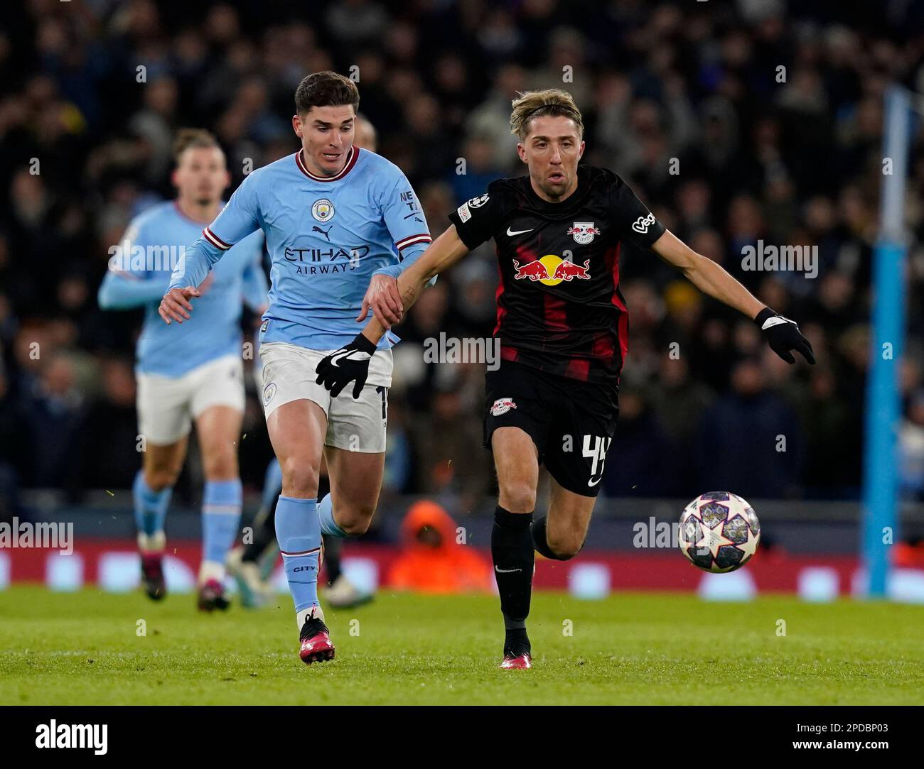 Manchester, Regno Unito. 14th Mar, 2023. Julian Alvarez di Manchester City sfida Kevin Kampl di RB Leipzig durante la partita della UEFA Champions League allo stadio Etihad di Manchester. Il credito per le immagini dovrebbe essere: Andrew Yates/Sportimage Credit: Sportimage/Alamy Live News Foto Stock