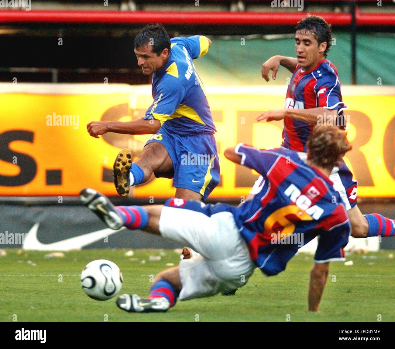 Boca Junior's Marcelo Delgado, left, fights for the ball with Jonathan Bottinelli, (6) and Celso Esquivel of San Lorenzo, Sunday, Feb. 19, 2006, during their Argentine first division soccer match in Buenos Aires. San Lorenzo won 2-1. (AP Photo/Daniel Luna) Foto Stock