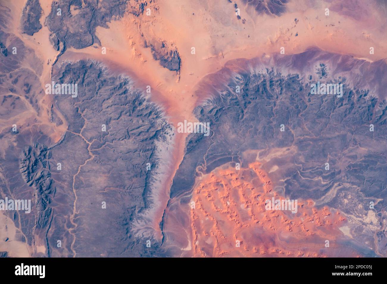 Deserto del Sahara in Algeria vista aerea. Terra paesaggio. Messa a fuoco selettiva inclusa. Elementi di questa immagine forniti dalla NASA. Messa a fuoco selettiva inclusa Foto Stock