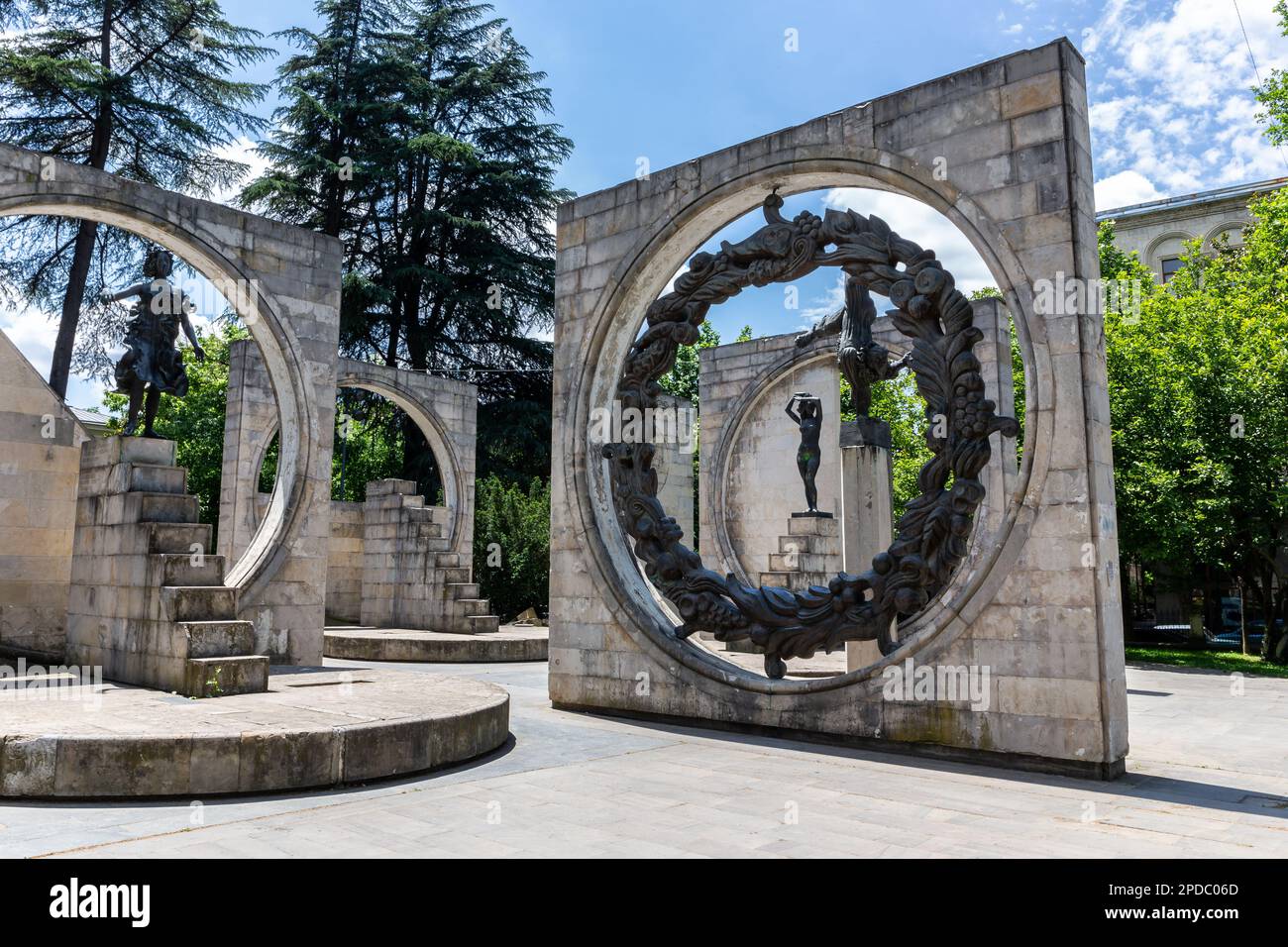 Kutaisi, Georgia, 04.06.21. Gloria al monumento laburista, E. Amashukeli, I. Bastanashvili, 1981. Scultura astratta in bronzo e marmo dell'epoca sovietica, Kutaisi Foto Stock