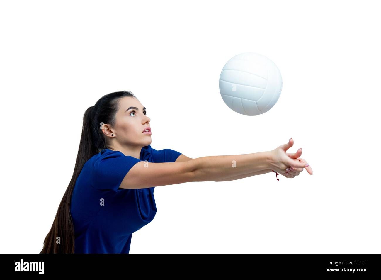 Pallavolo ragazza tenere e calcio palla in costume blu su sfondo bianco. Giocatore che fa l'allenamento sportivo a casa. Concetto di sport e ricreazione Foto Stock