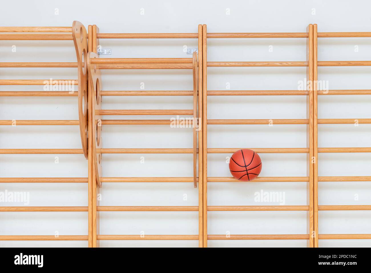 Lezione di educazione fisica in palestra scolastica con basket Foto Stock