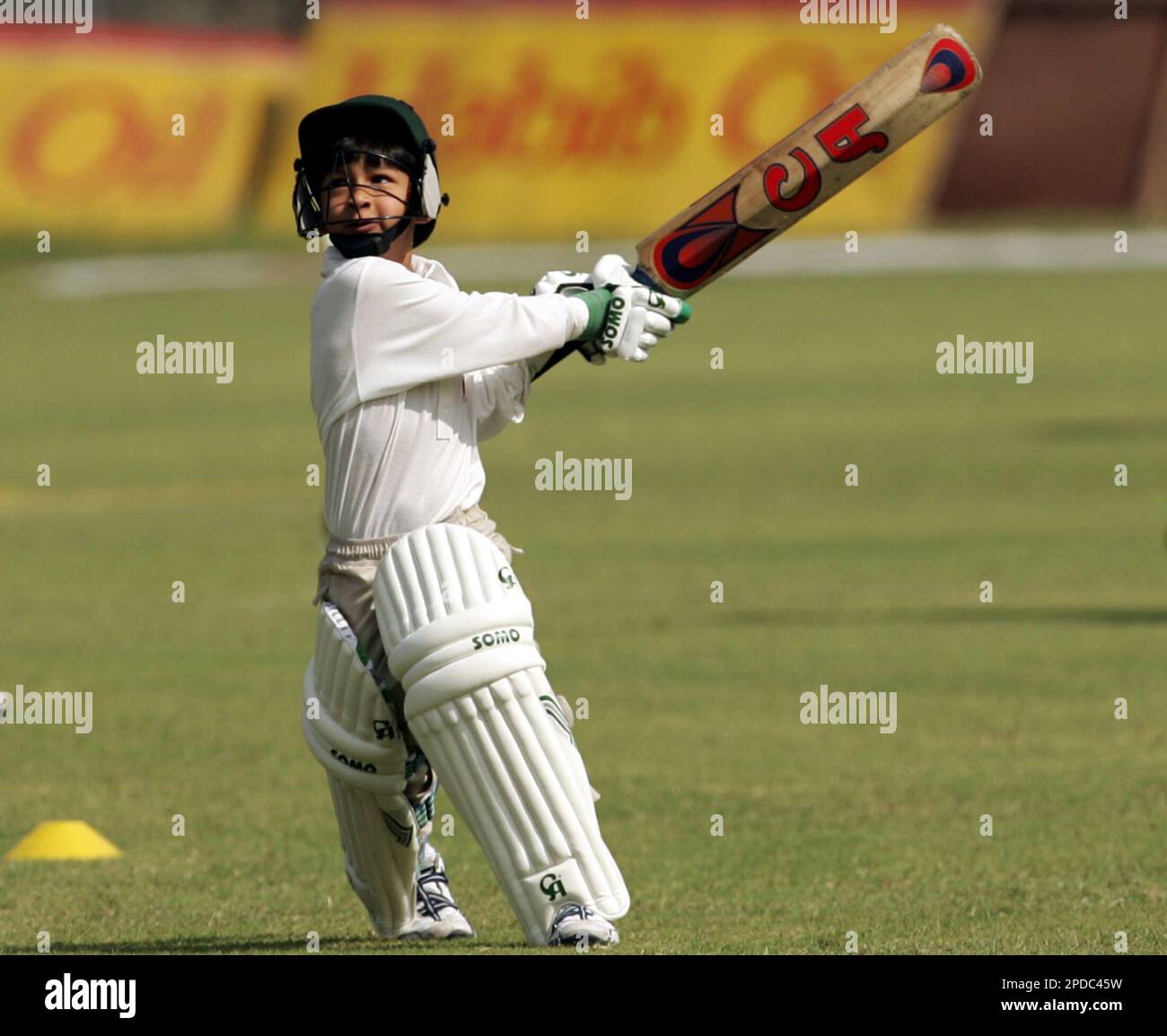 Iemanul Haq, son of Pakistani cricketer Inzamam-ul-Haq's brother, plays a shot during a practice session of Pakistani cricket team, Saturday, Feb. 18, 2006, a day before the fifth one day international cricket match between India and Pakistan in Karachi, Pakistan. (AP Photo/Aman Sharma) Foto Stock