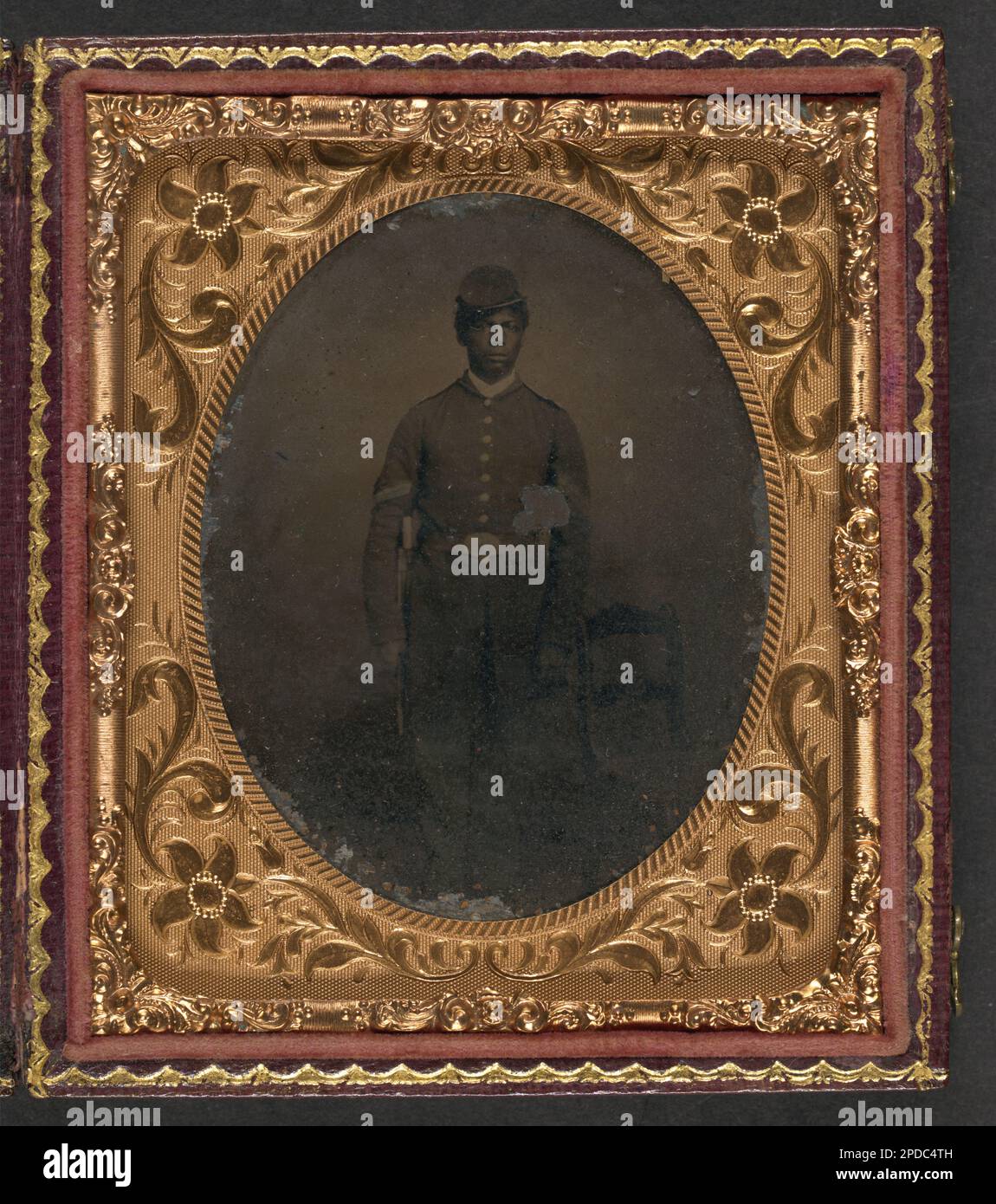 Soldato afroamericano non identificato in uniforme dell'Unione in piedi accanto alla sedia con baionetta. Liljenquist Family Collection of Civil War Photographs , ha esposto: 'The Last Full Measure : Civil War Photographs from the Liljenquist Family Collection' alla Library of Congress, Washington, D.C, 2011, pp/liljunion. Stati Uniti, esercito, persone, 1860-1870, afroamericani, Servizio militare, 1860-1870, soldati, Unione, 1860-1870, Uniformi militari, Unione, 1860-1870, Bayonets, 1860-1870, Stati Uniti, Storia, Guerra civile, 1861-1865, personale militare, Unione. Foto Stock