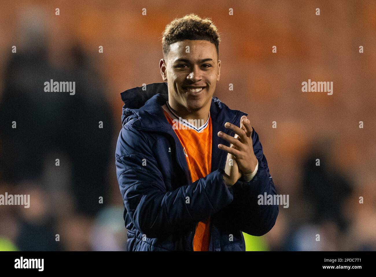 Morgan Rogers #25 di Blackpool applaude i tifosi alla fine della partita Sky Bet Championship Blackpool vs Queens Park Rangers a Bloomfield Road, Blackpool, Regno Unito, 14th marzo 2023 (Photo by Craig Thomas/News Images) Credit: News Images LTD/Alamy Live News Foto Stock