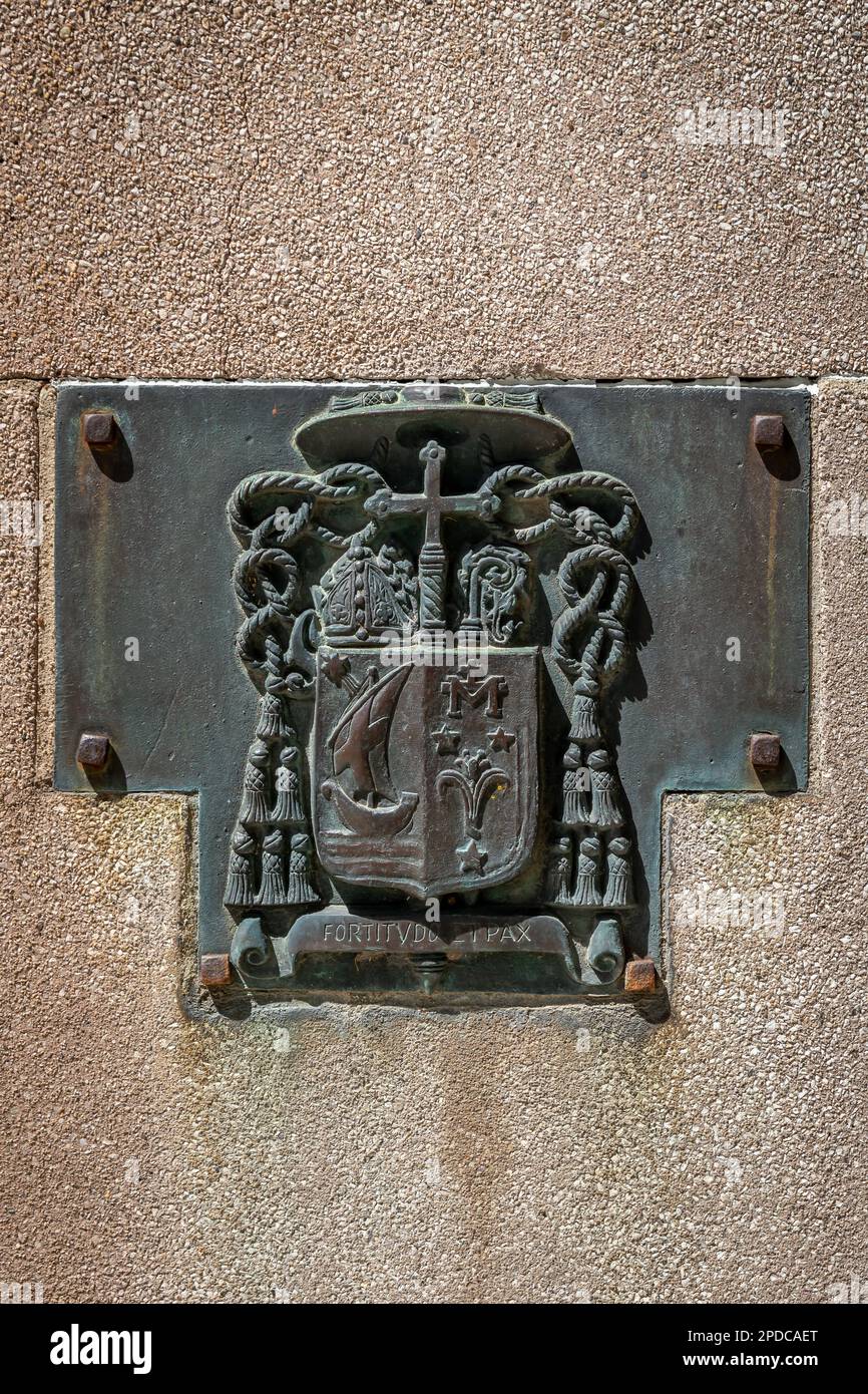 Targa Bonze sulla parete della Chiesa cattolica con iscrizione latina Fortitudo et Pax Foto Stock