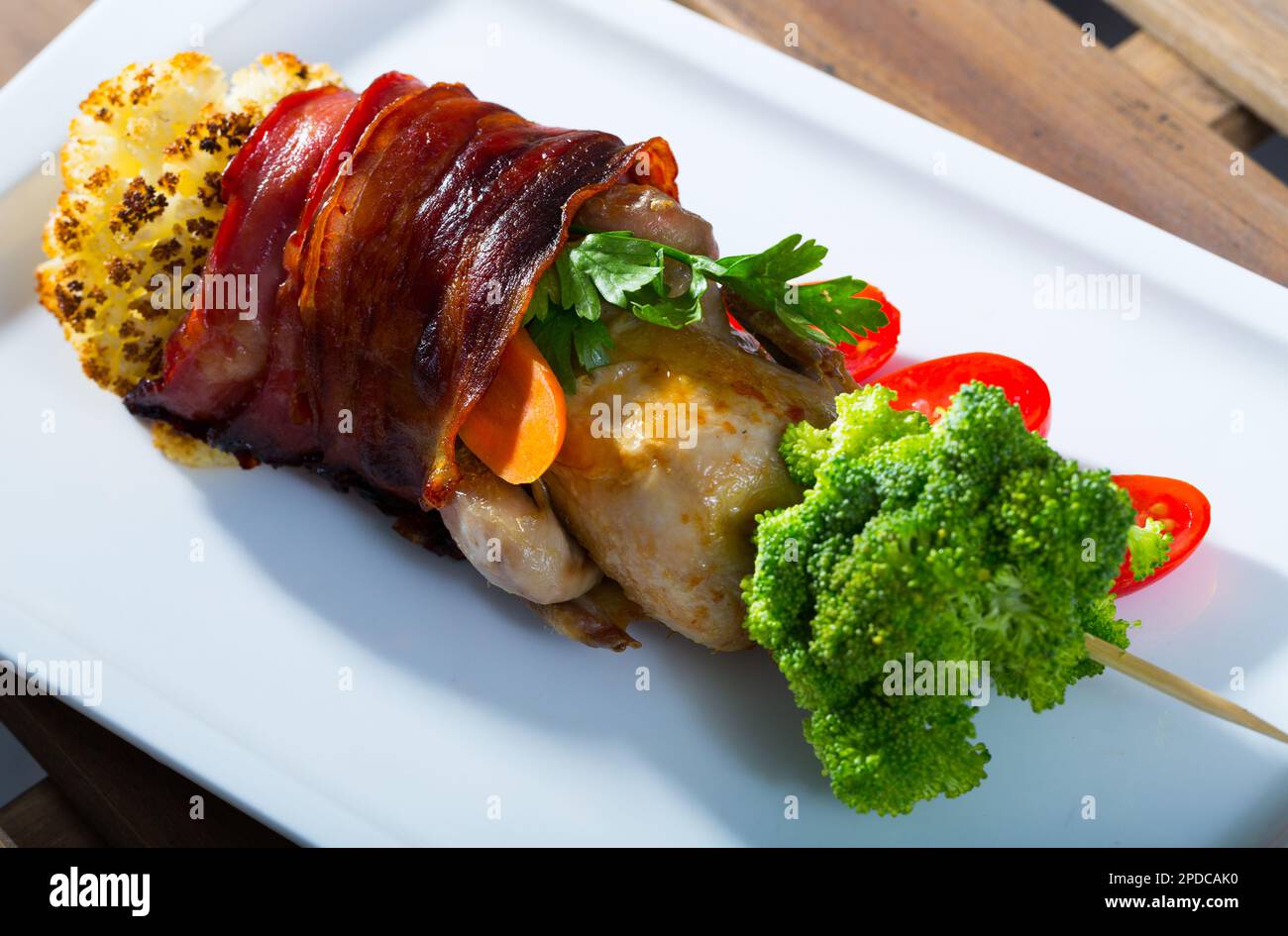 Quaglia alla griglia in jamon su spiedino con verdure Foto Stock