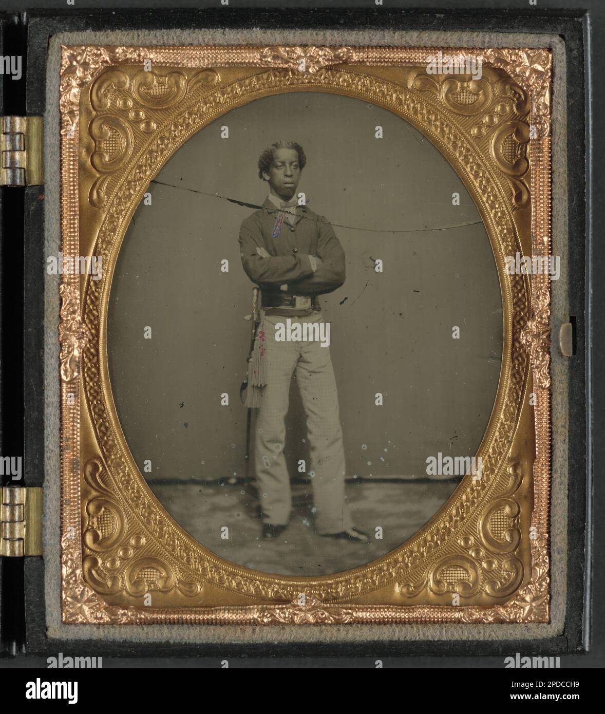 Soldato afro-americano non identificato in uniforme di cavalleria dell'Unione con spada. Liljenquist Famiglia Collezione di fotografie della Guerra civile , FAmbrotype / Tintype serie di archiviazione di fotografie , pubblicato in: Thillman, John H. Guerra civile cavalleria & artiglieria sabers. Lincoln, R.I. Mowbray Pub, c2001, NewsetLilj03, pp/liljunion. Stati Uniti, esercito, persone, 1860-1870, afroamericani, Servizio militare, 1860-1870, soldati, Unione, 1860-1870, Uniformi militari, Unione, 1860-1870, Daggers & spade, 1860-1870, Stati Uniti, Storia, Guerra civile, 1861-1865, personale militare, Unione. Foto Stock