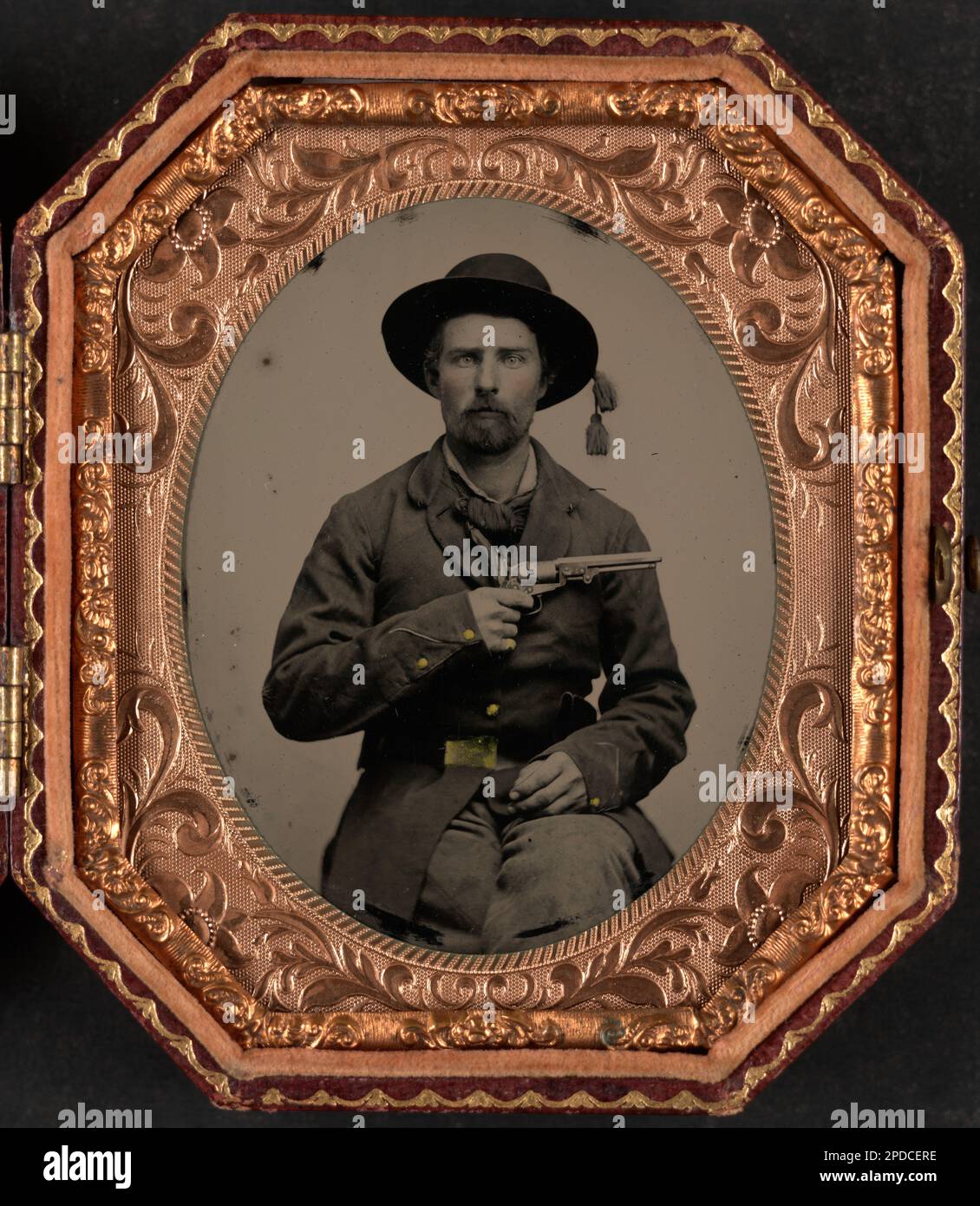 Soldato non identificato in uniforme Unione con revolver. Liljenquist Famiglia Collezione di fotografie della Guerra civile , FAmbrotype / Tintype fotografia serie di archiviazione , pp/liljunion. Stati Uniti, Esercito, persone, 1860-1870, soldati, Unione, 1860-1870, uniformi militari, Unione, 1860-1870, Pistole, 1860-1870, Stati Uniti, Storia, Guerra civile, 1861-1865, personale militare, Unione. Foto Stock