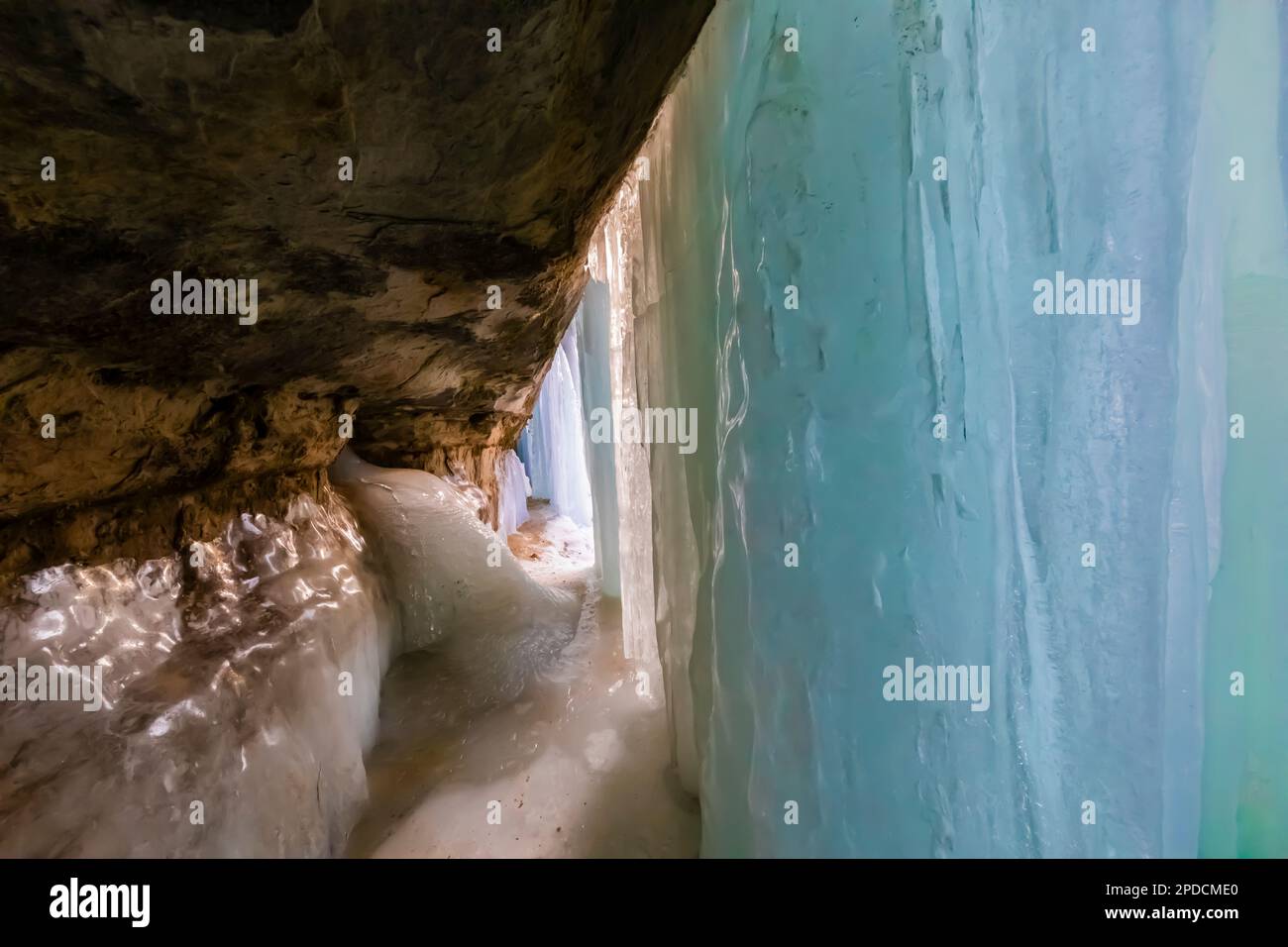 Dettagli delle tende formazione di ghiaccio utilizzato da arrampicatori di ghiaccio in Pictured Rocks National Lakeshore vicino a Munising, Upper Peninsula, Michigan, USA Foto Stock