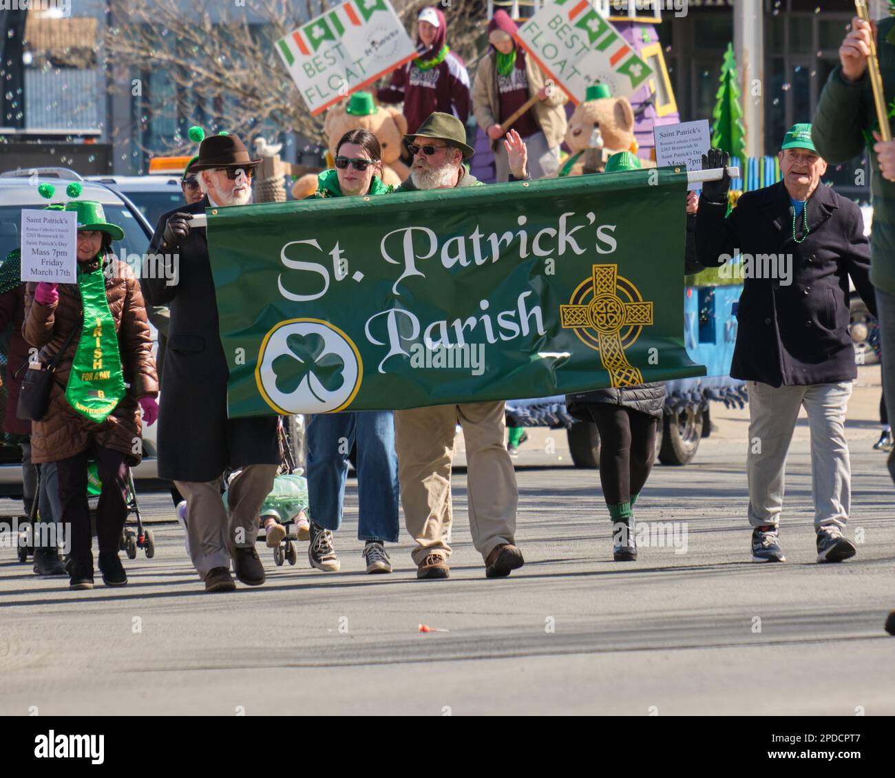 La Parata di San Patrizio: Bandiera della Parrocchia di San Patrizio. Halifax, Canada, marzo 2023 Foto Stock