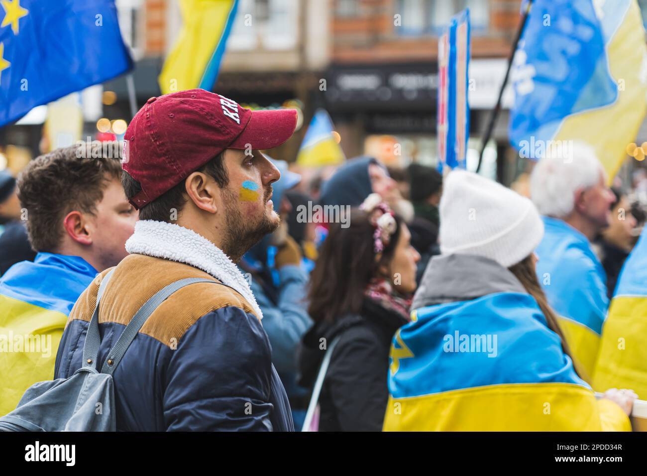 02.28.2023 - Nottingham, Regno Unito - persone di protesta che indossano bandiere ucraine. Foto di alta qualità Foto Stock