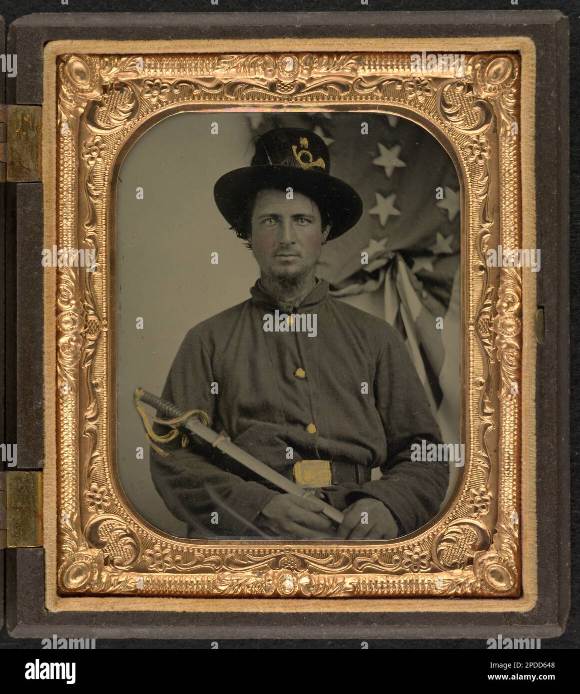 Soldato non identificato in divisa Union con spada davanti alla bandiera americana. Liljenquist Famiglia Collezione di fotografie della Guerra civile , FAmbrotype / Tintype fotografia serie di archiviazione , pp/liljunion. Stati Uniti, Esercito, persone, 1860-1870, soldati, Unione, 1860-1870, uniformi militari, Unione, 1860-1870, Daggers & spade, 1860-1870, Stati Uniti, Storia, Guerra civile, 1861-1865, personale militare, Unione. Foto Stock