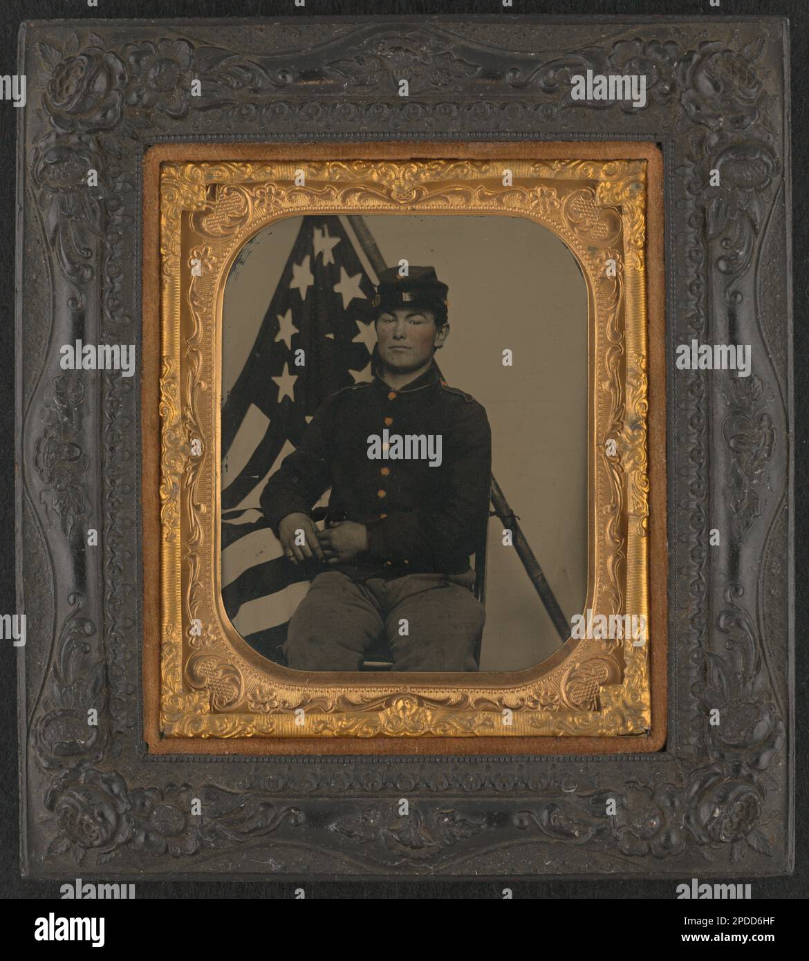 Soldato non identificato nella divisa dell'Unione di fronte alla bandiera americana. Liljenquist Famiglia Collezione di fotografie della Guerra civile , FAmbrotype / Tintype fotografia serie di archiviazione , pp/liljunion. Stati Uniti, Esercito, persone, 1860-1870, soldati, Unione, 1860-1870, uniformi militari, Unione, 1860-1870, Bandiere, americano, 1860-1870, Stati Uniti, storia, Guerra civile, 1861-1865, personale militare, Unione. Foto Stock